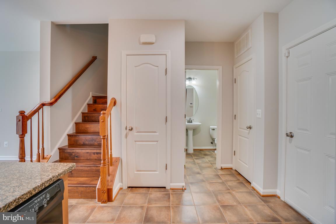 MARKET CENTER - Residential Lease