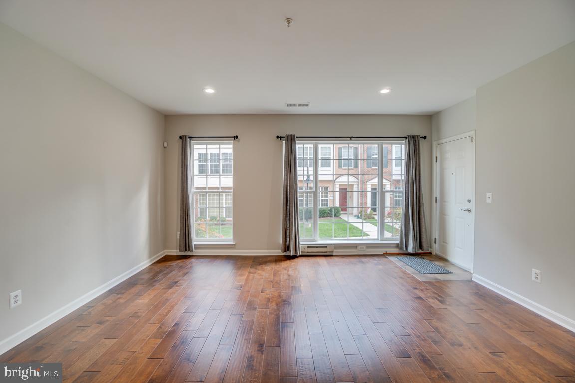 MARKET CENTER - Residential Lease