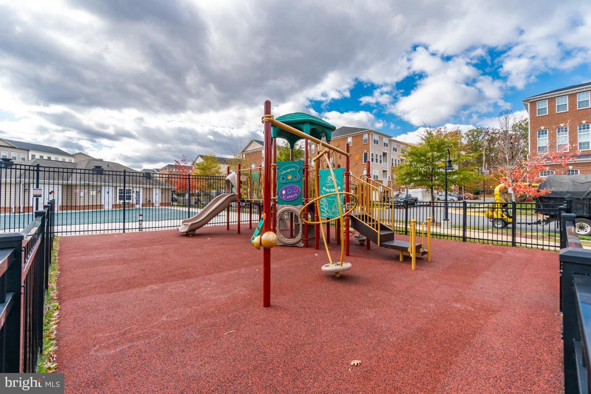 MARKET CENTER - Residential Lease