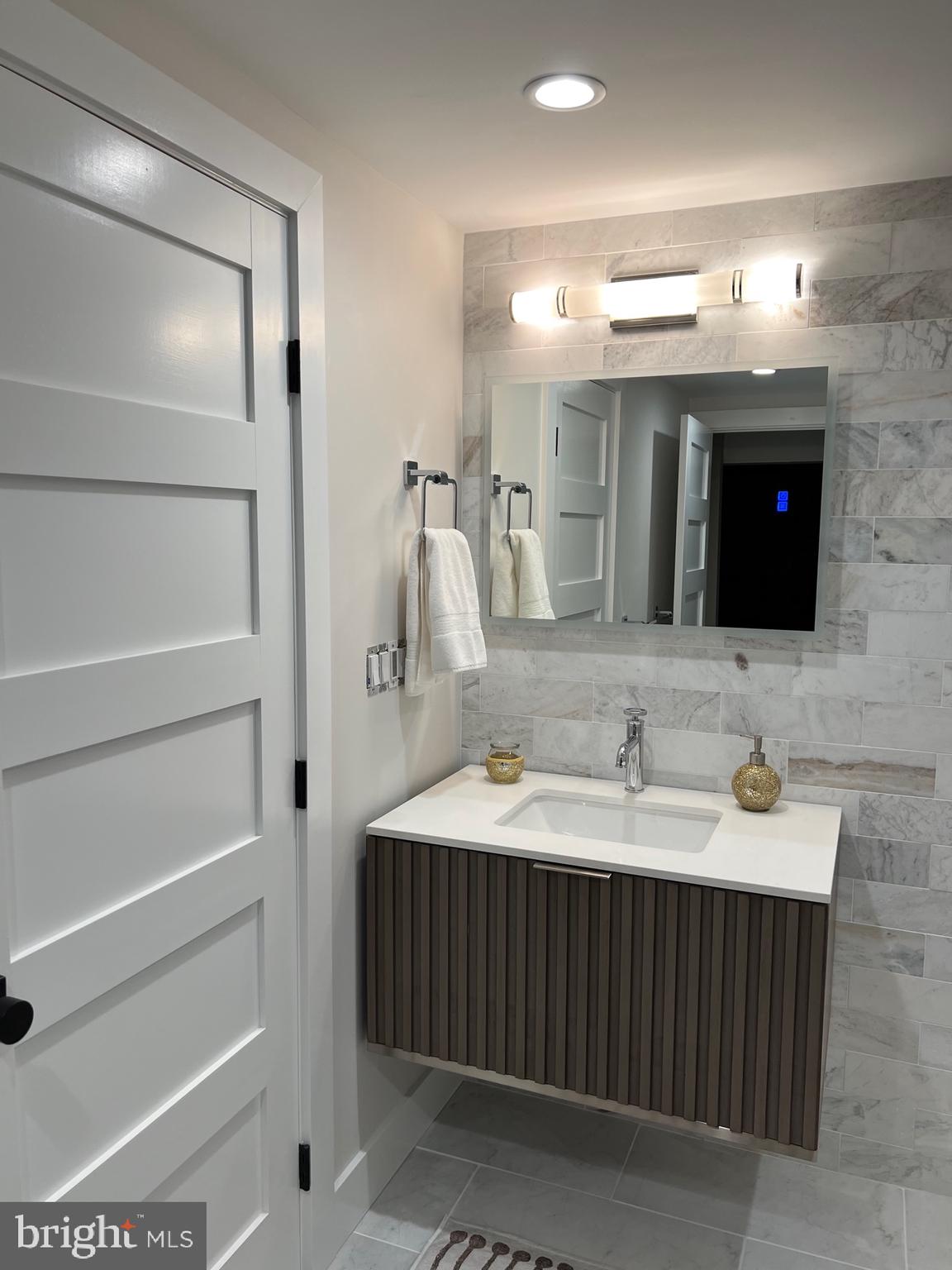 LAKE SHORE DRIVE - Residential