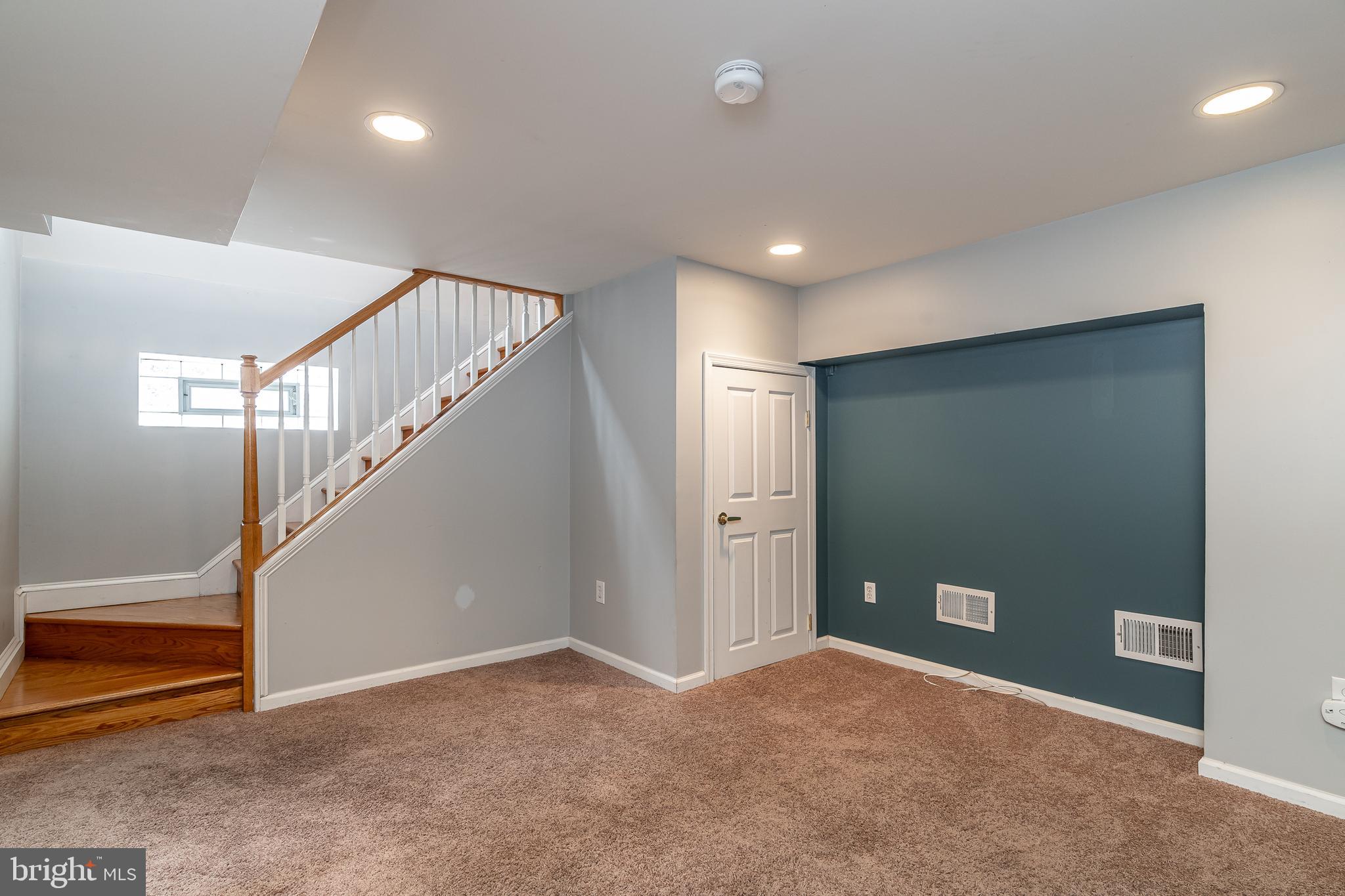 QUEEN VILLAGE - Residential