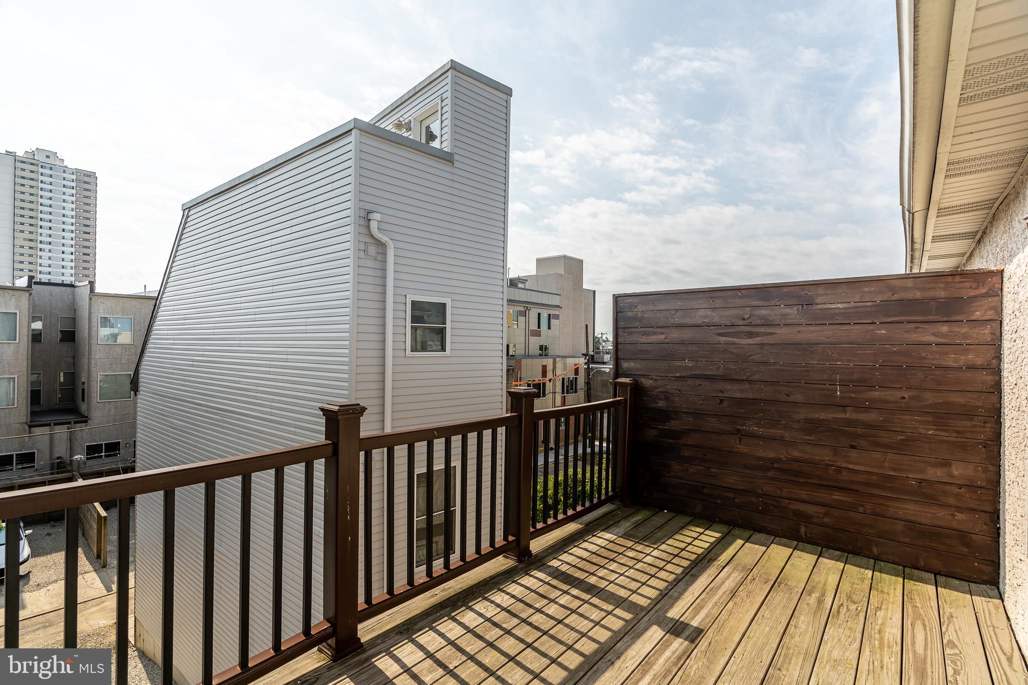 QUEEN VILLAGE - Residential