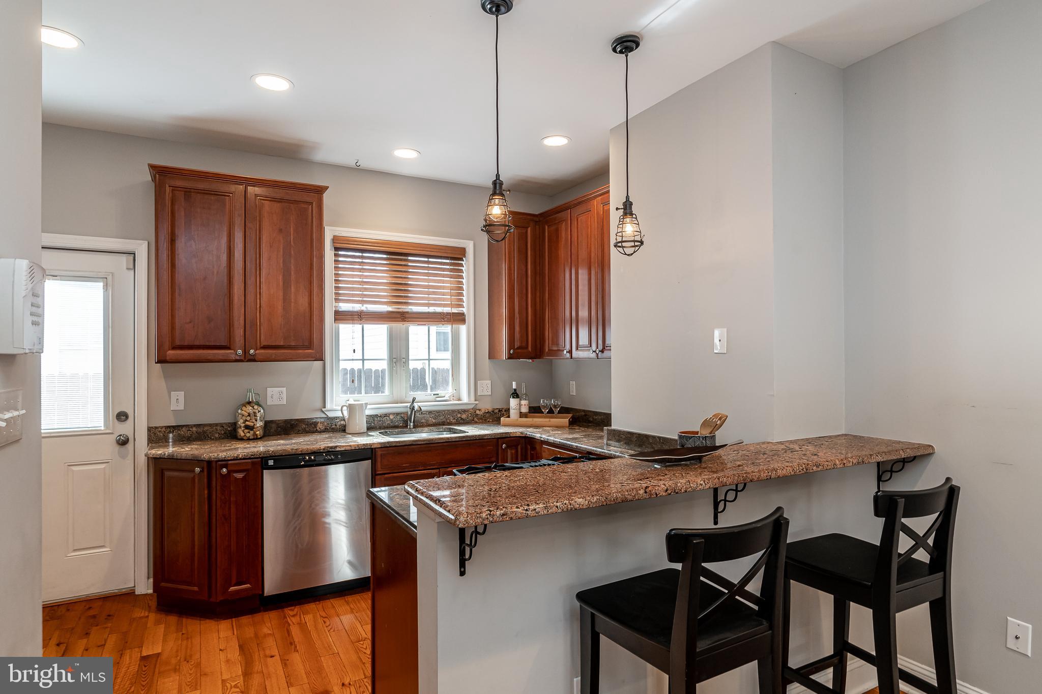 QUEEN VILLAGE - Residential