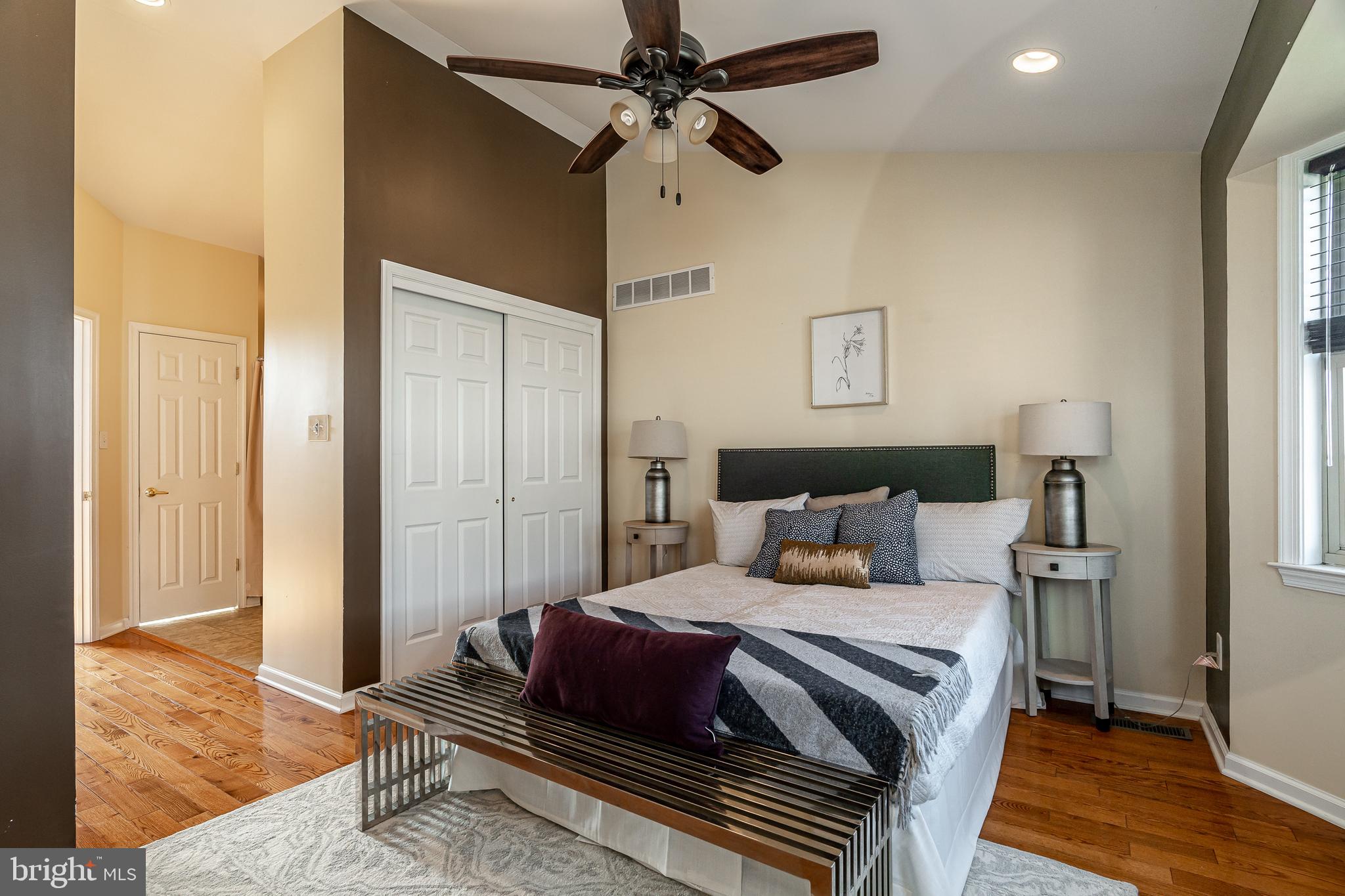 QUEEN VILLAGE - Residential