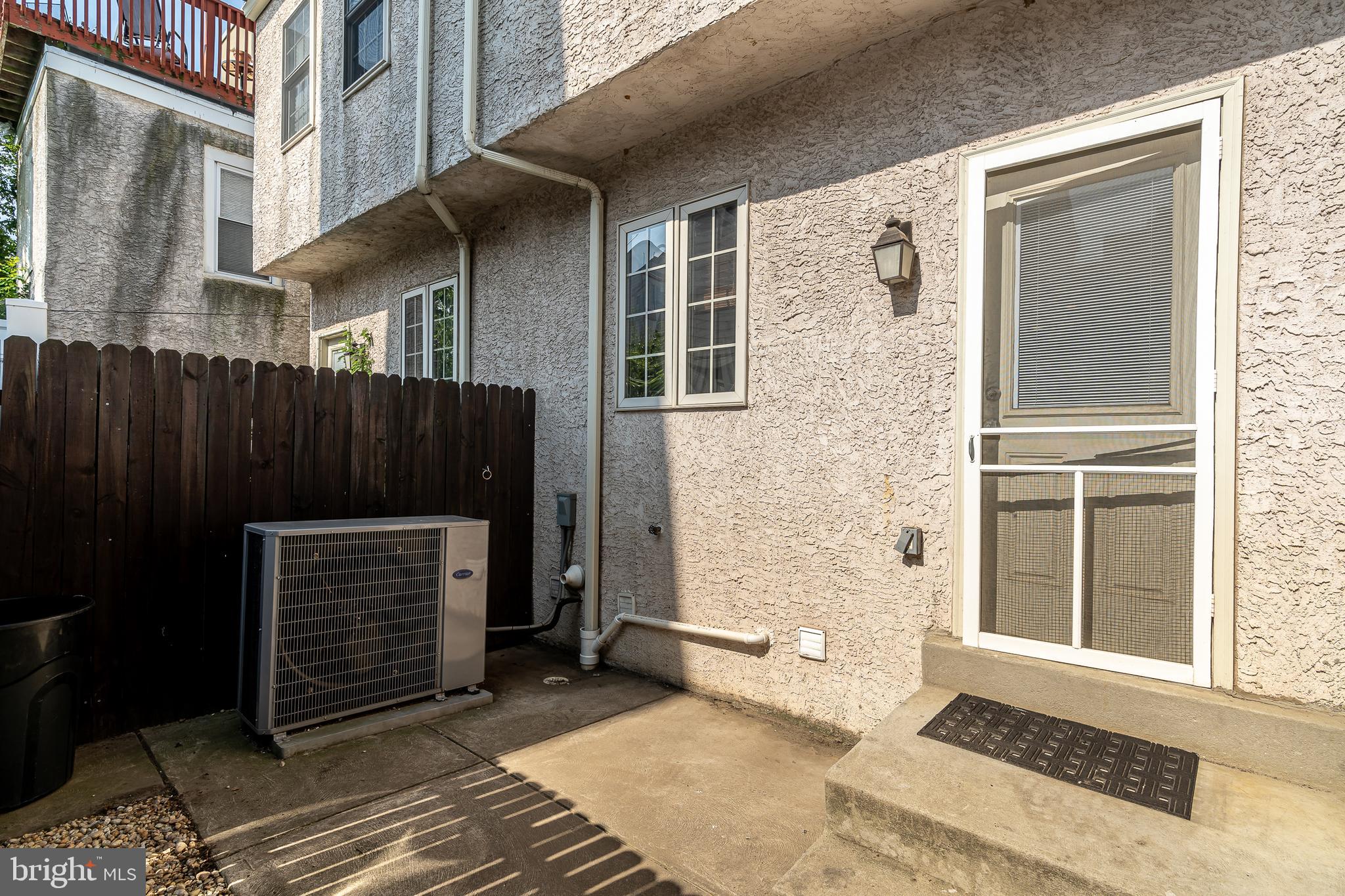 QUEEN VILLAGE - Residential