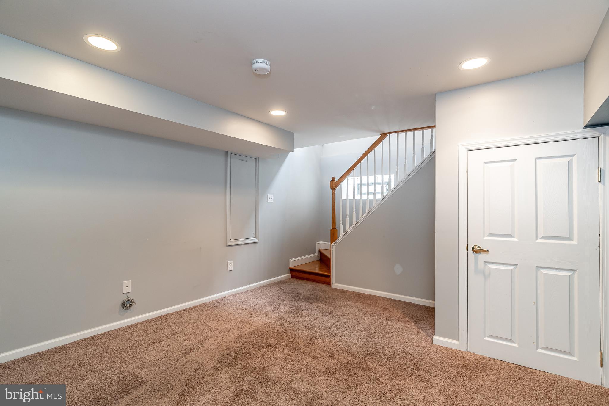 QUEEN VILLAGE - Residential