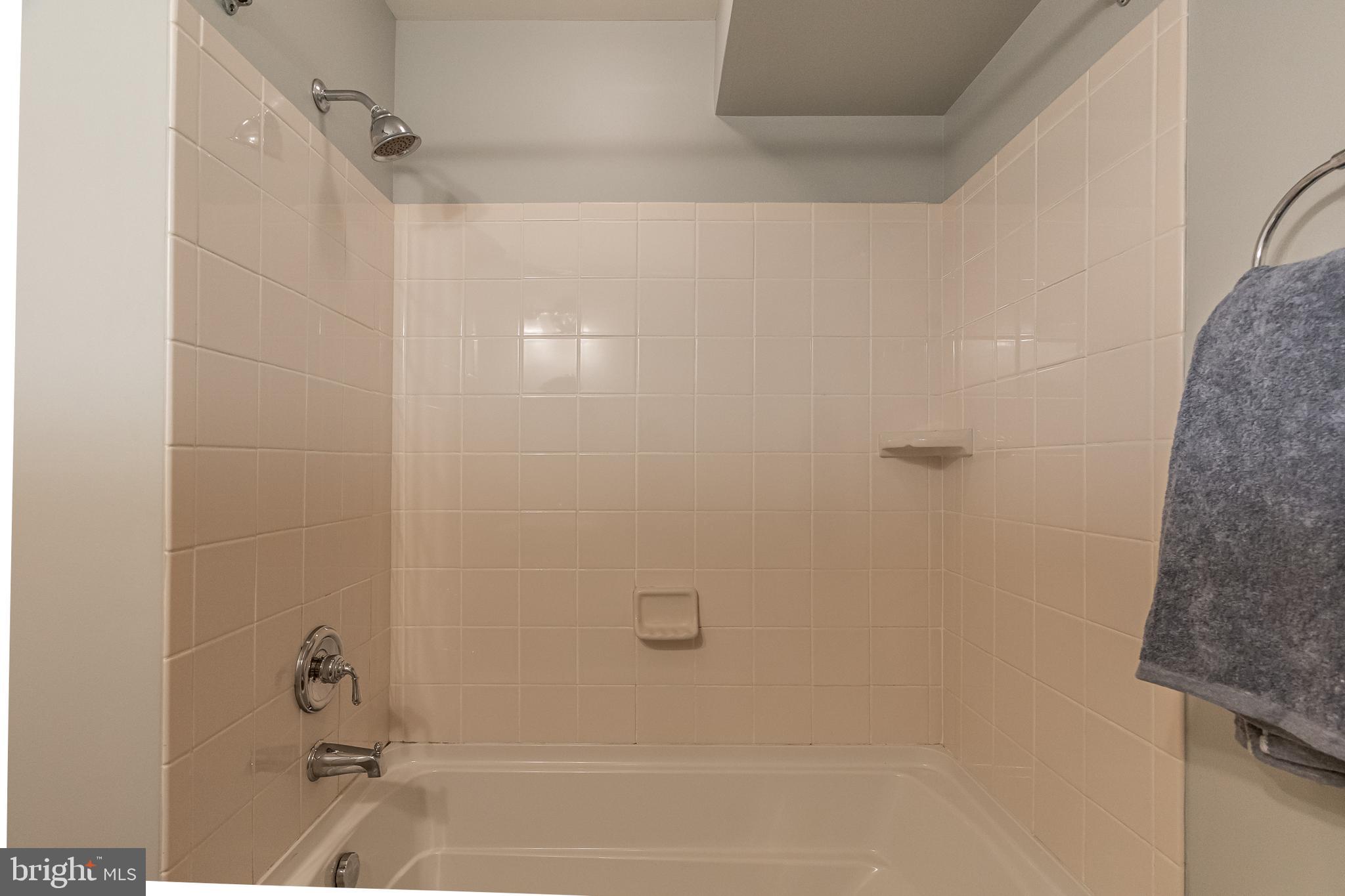 QUEEN VILLAGE - Residential