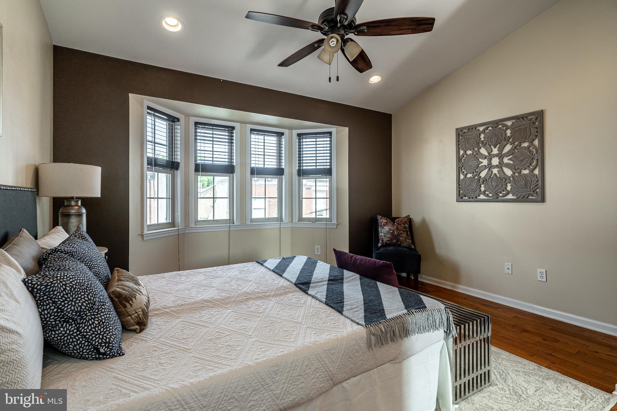 QUEEN VILLAGE - Residential