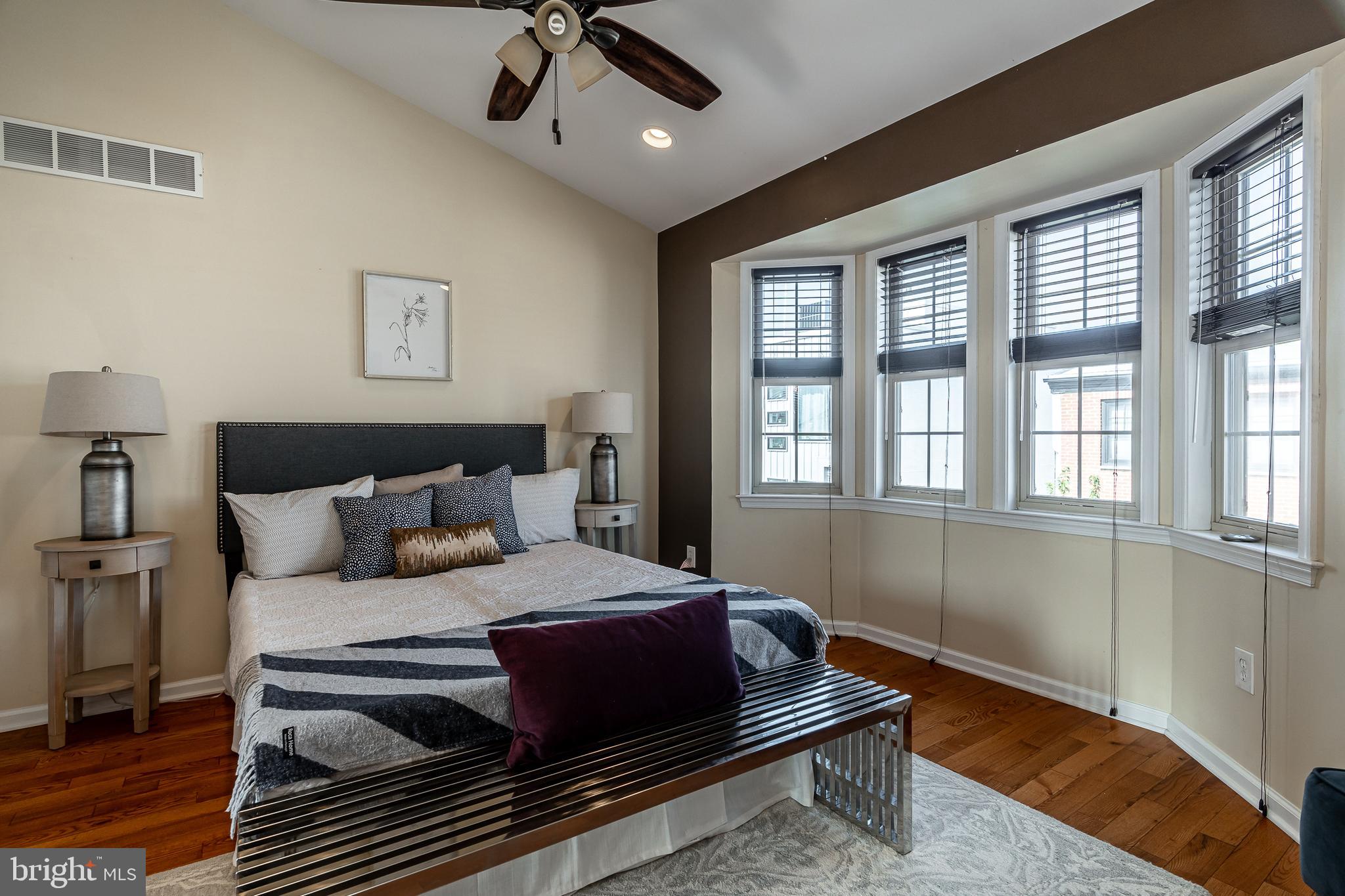 QUEEN VILLAGE - Residential