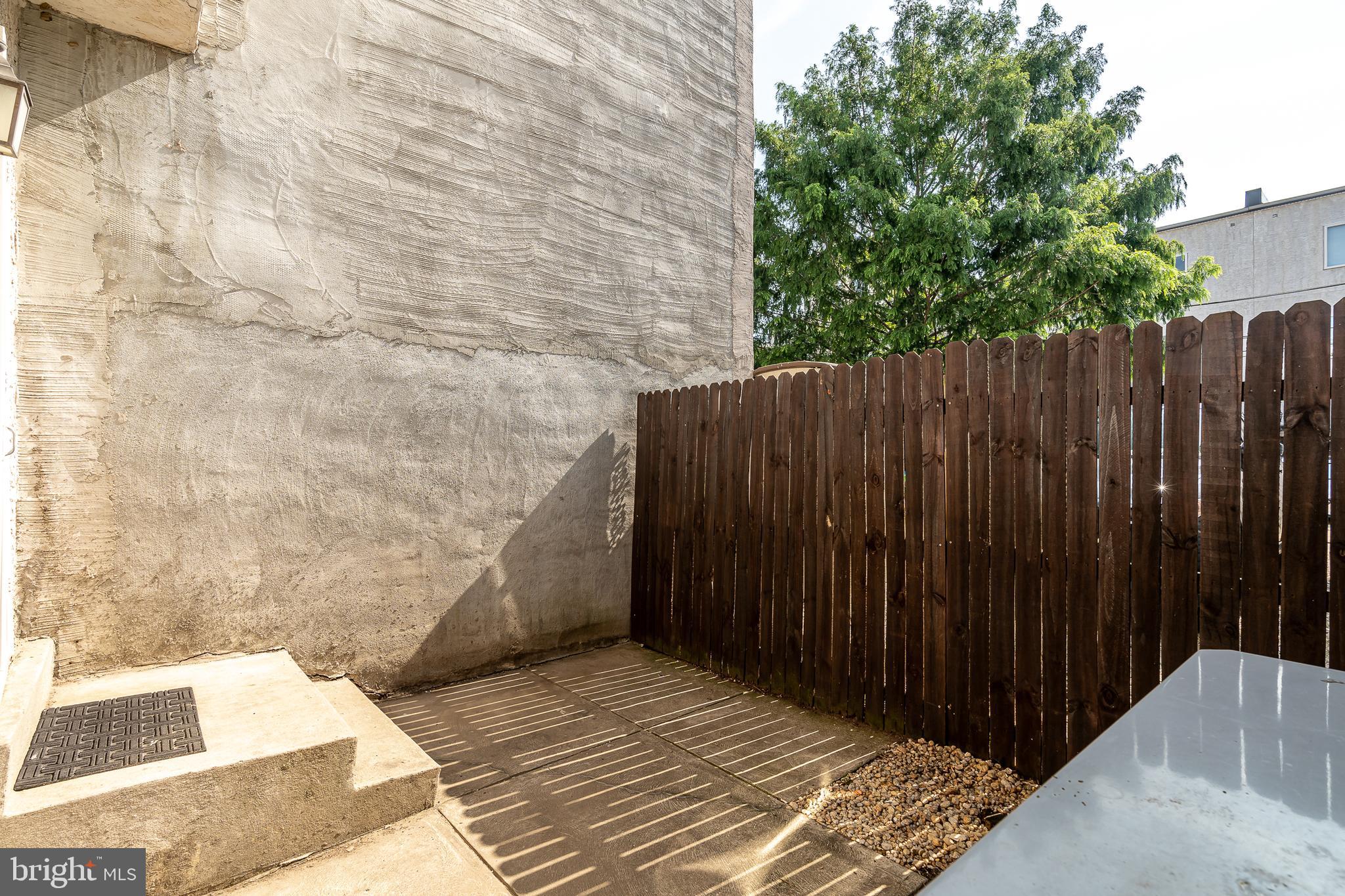 QUEEN VILLAGE - Residential