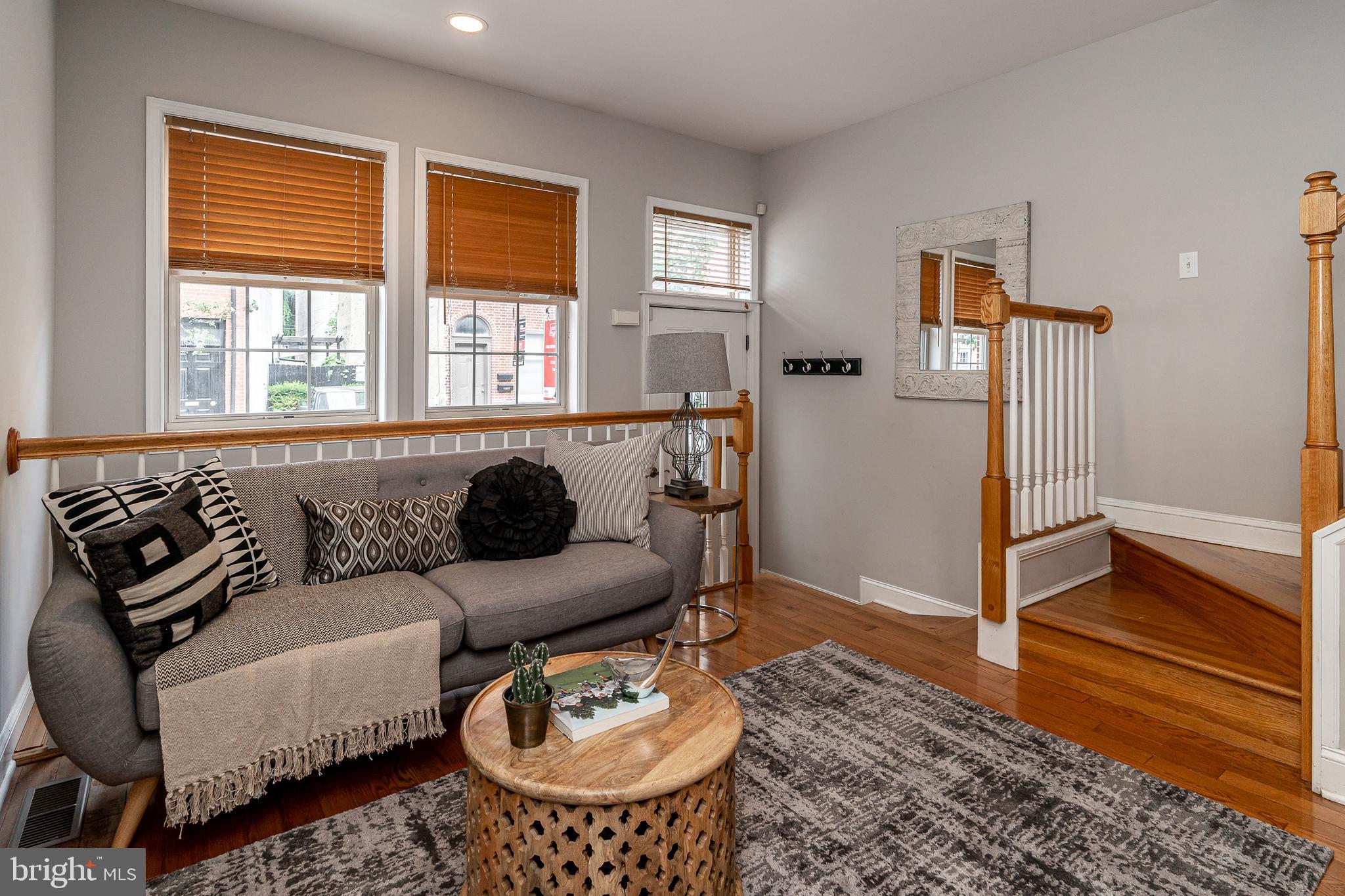 QUEEN VILLAGE - Residential