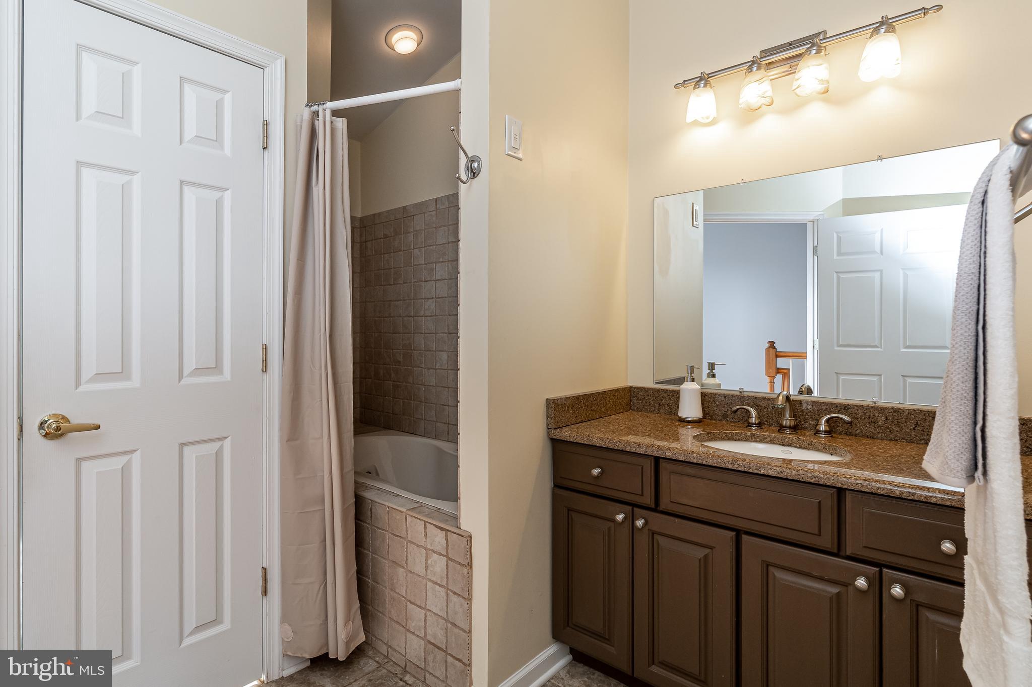 QUEEN VILLAGE - Residential