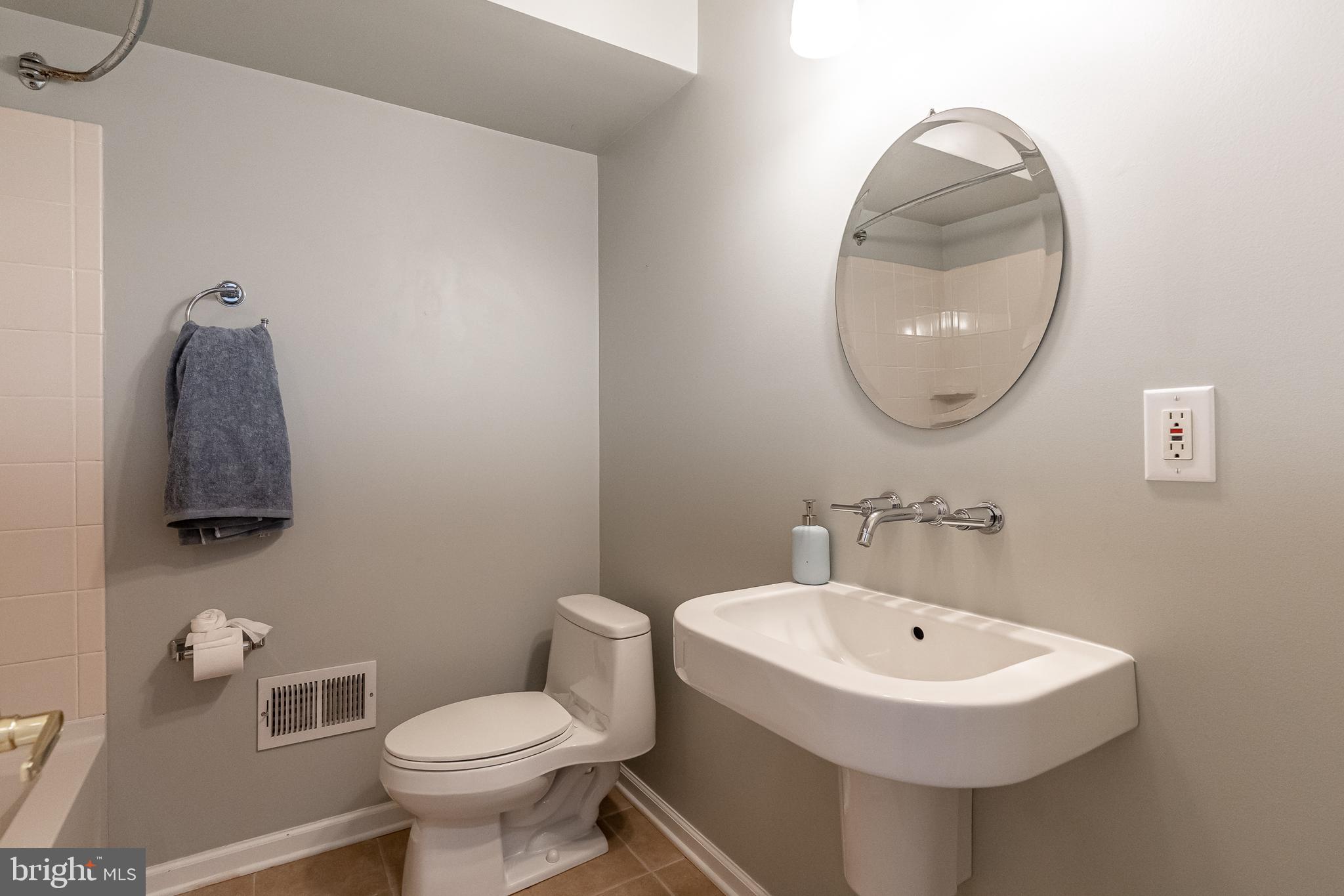 QUEEN VILLAGE - Residential