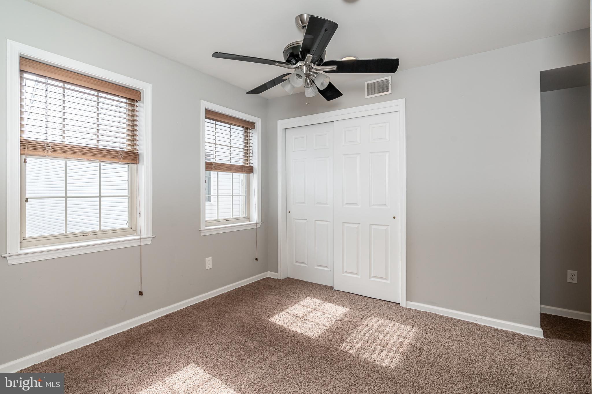 QUEEN VILLAGE - Residential