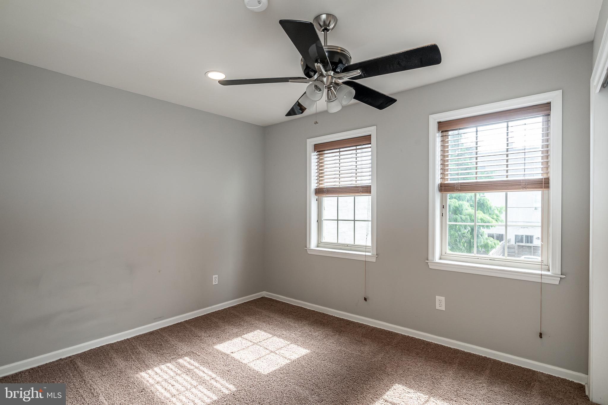 QUEEN VILLAGE - Residential