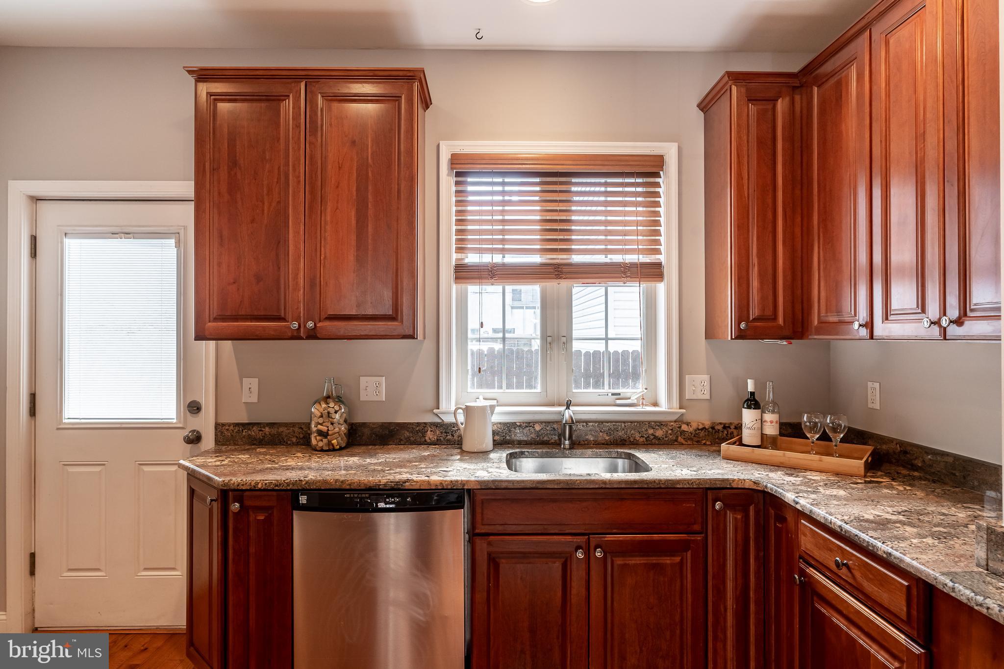 QUEEN VILLAGE - Residential