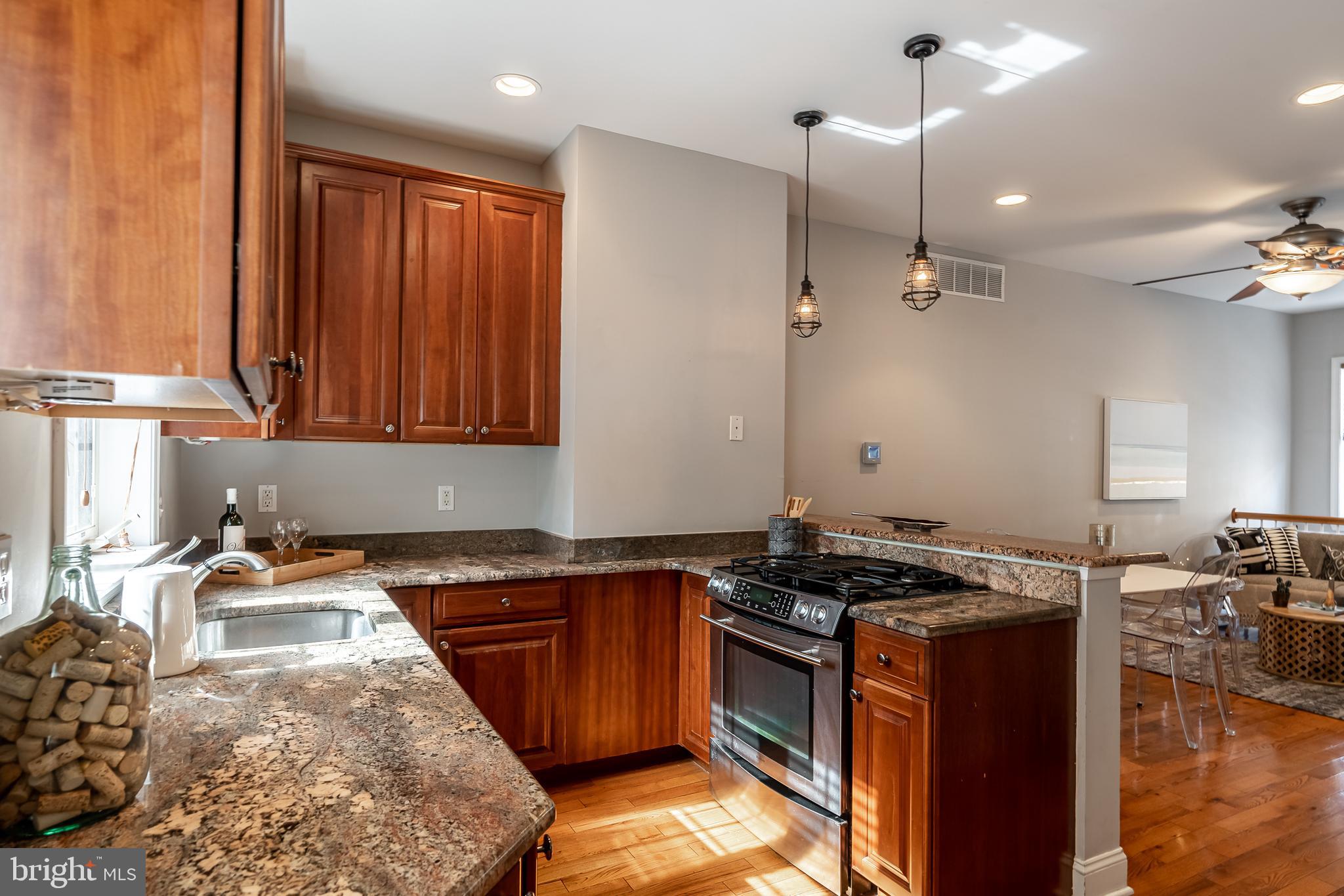 QUEEN VILLAGE - Residential