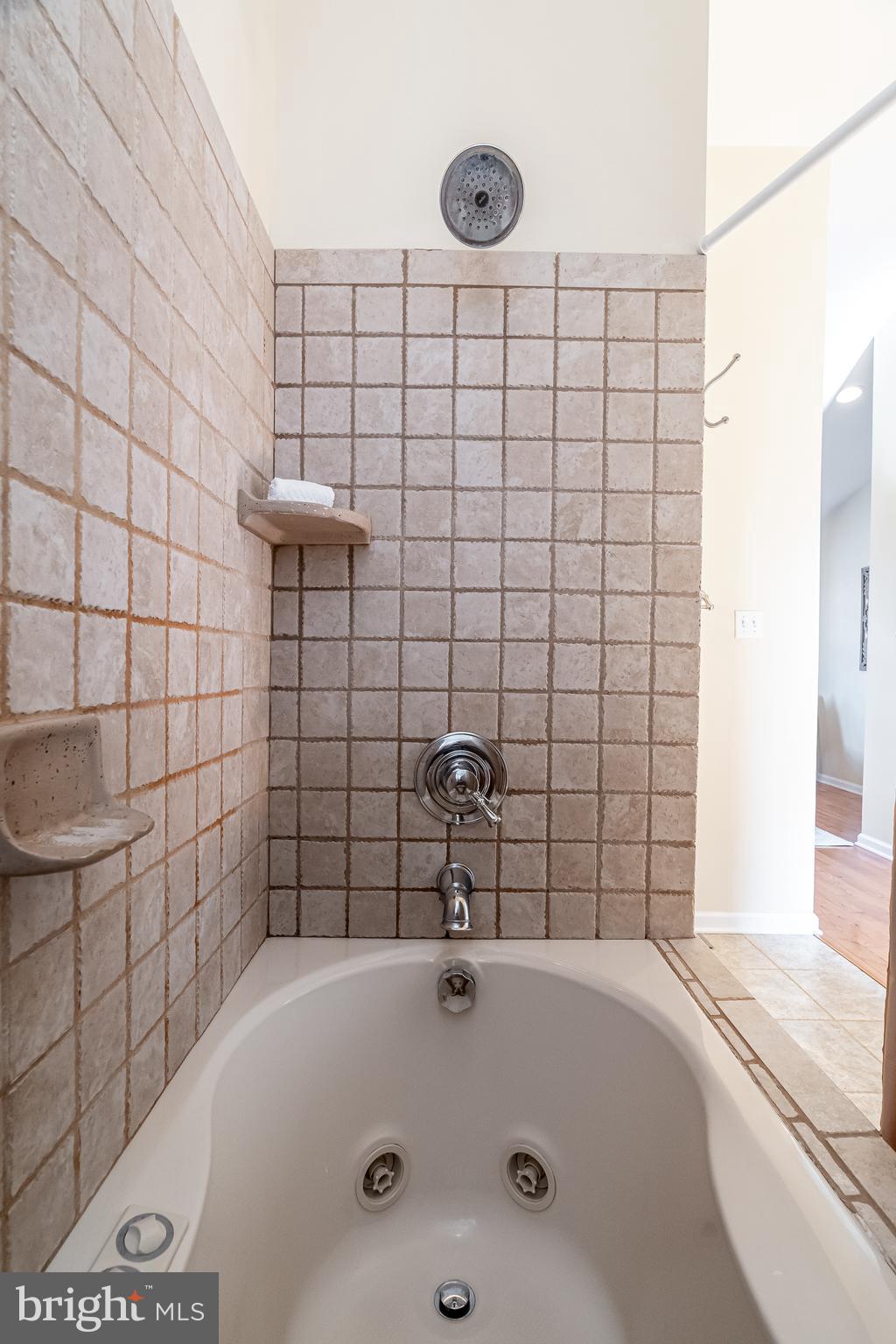 QUEEN VILLAGE - Residential