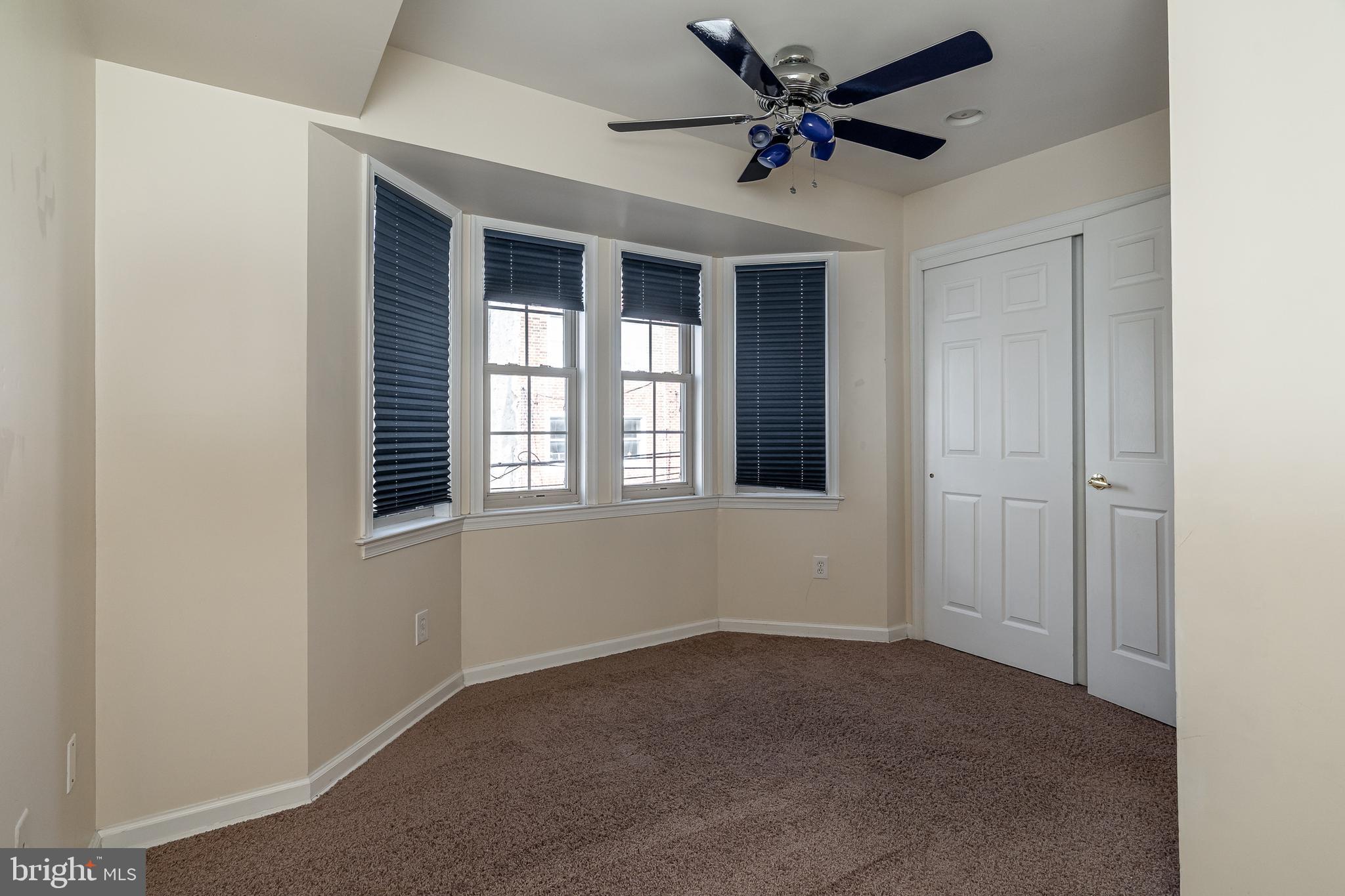 QUEEN VILLAGE - Residential