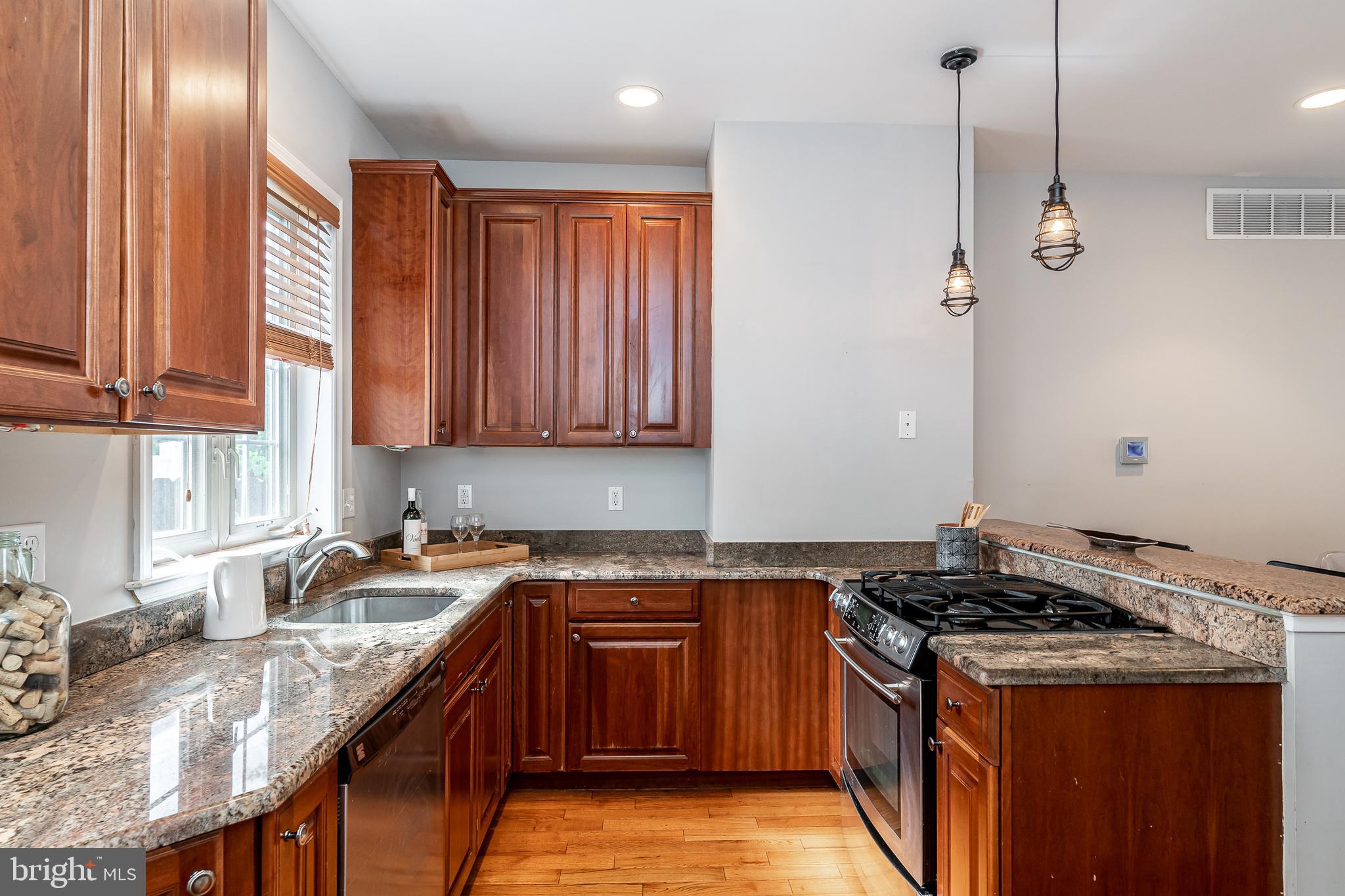 QUEEN VILLAGE - Residential