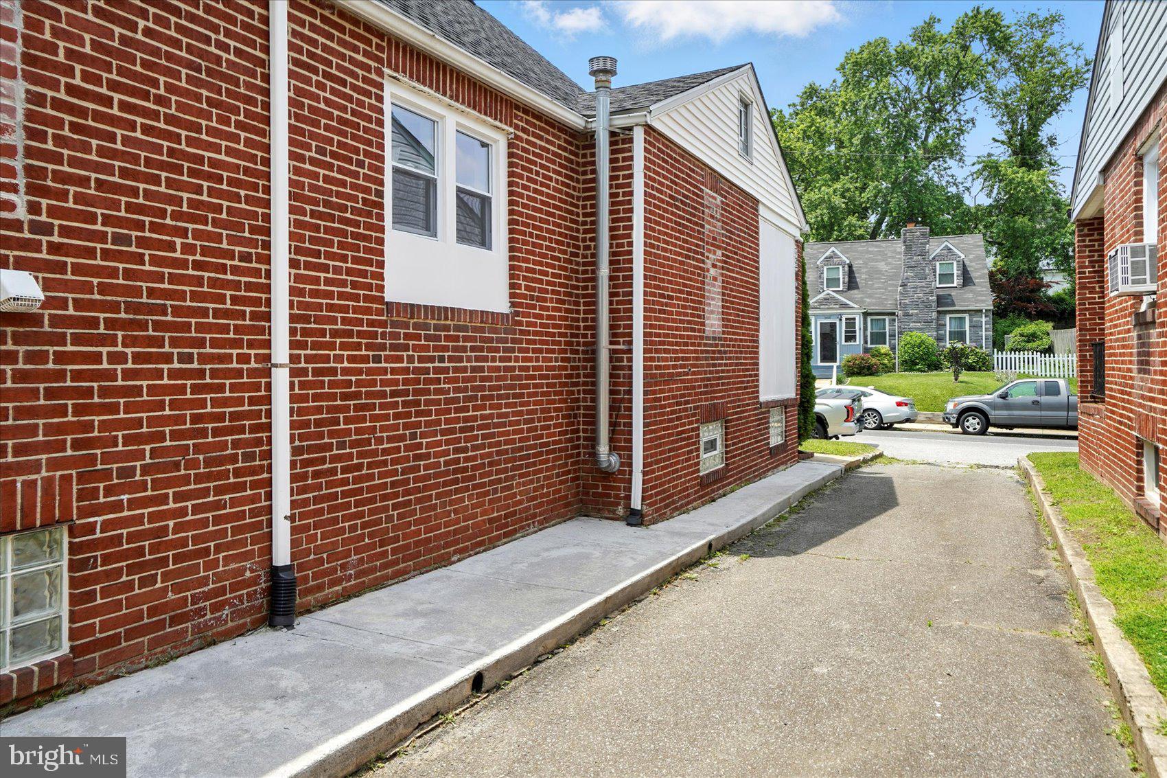 2011 ENGLEWOOD AVENUE