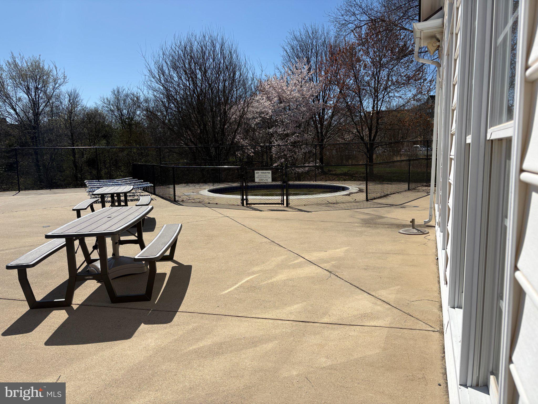 LOUDOUN PARKWAY CENTER - Residential