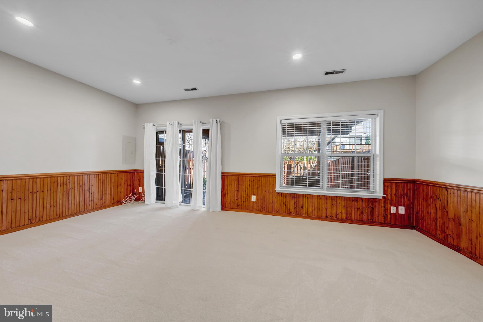 LOUDOUN PARKWAY CENTER - Residential