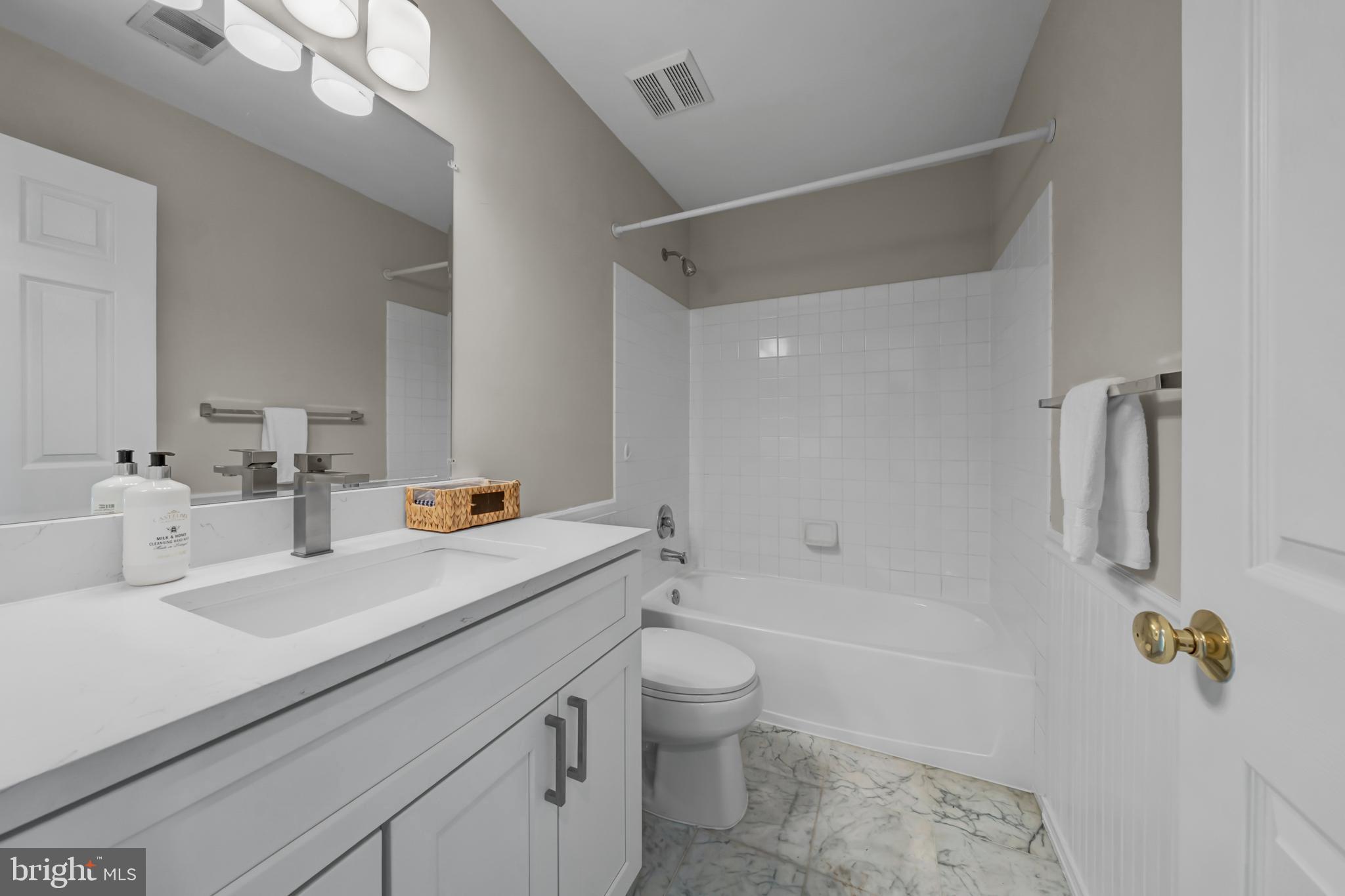 LOUDOUN PARKWAY CENTER - Residential