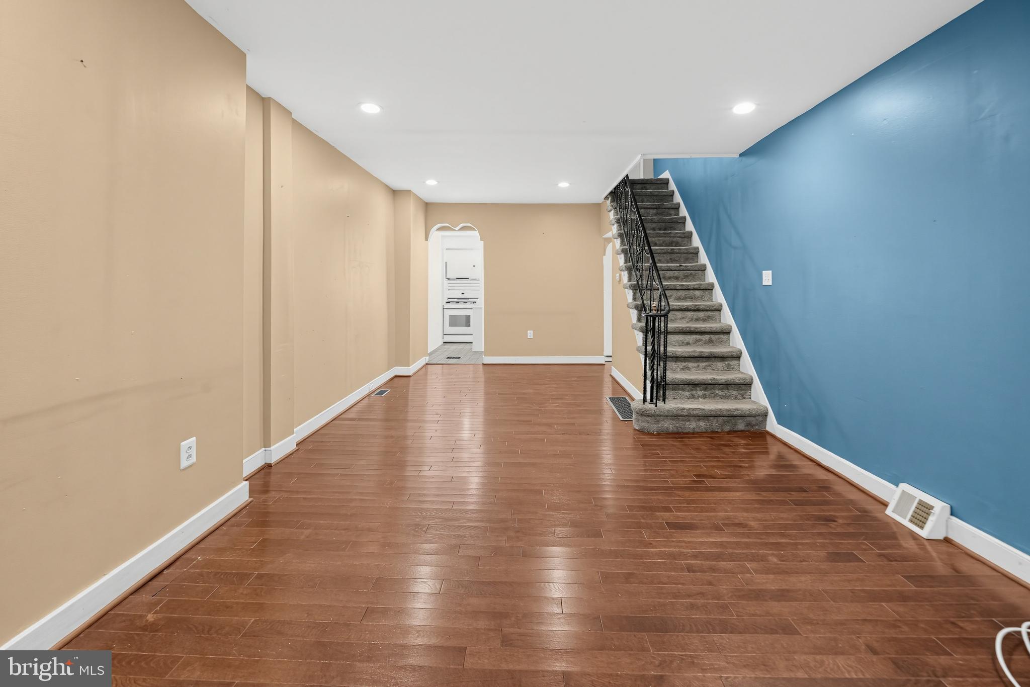 842 ALMOND STREET