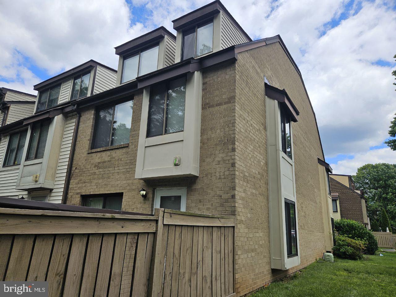 Available Immediately! This charming 2.5-level, 3-bedroom, 2-bathroom end-unit townhouse is now available for rent and offers comfortable living in a fantastic location.
Step inside to discover a home that has been meticulously maintained and recently updated. You'll find new carpet and flooring throughout, providing a fresh and inviting atmosphere.
The top floor is dedicated to a spacious master suite, featuring a private bath and lovely skylights that fill the room with natural light.
Convenience is key with reserved parking right in front of the house. Residents also enjoy access to community amenities such as pools, a gym, and courts, perfect for recreation and relaxation.
This delightful townhome offers an excellent blend of comfort, convenience, and community amenities.