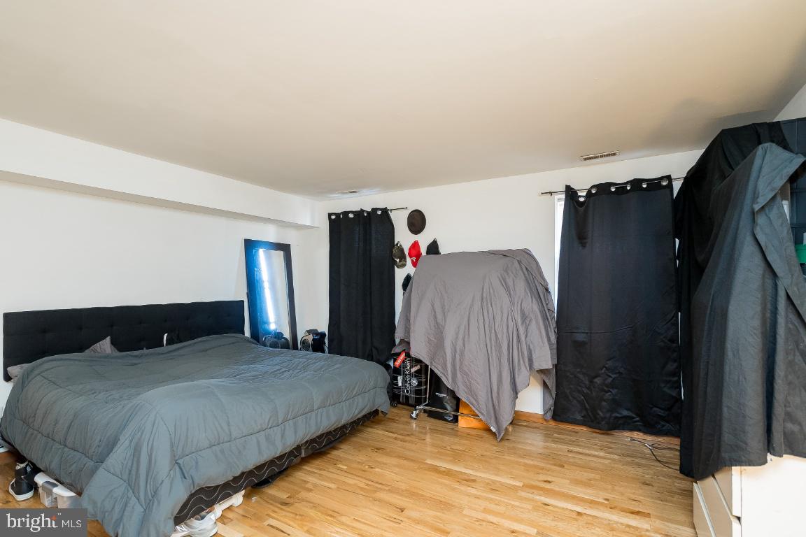 UNIVERSITY CITY - Commercial Sale