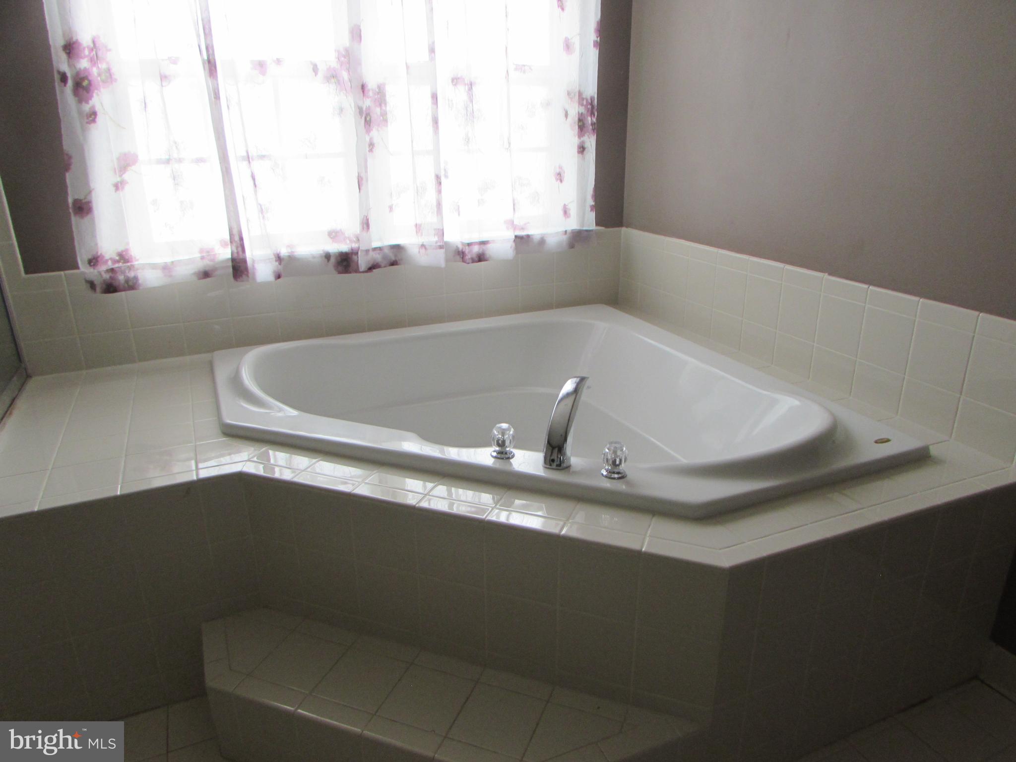 CHELTENHAM KNOLLS - Residential Lease