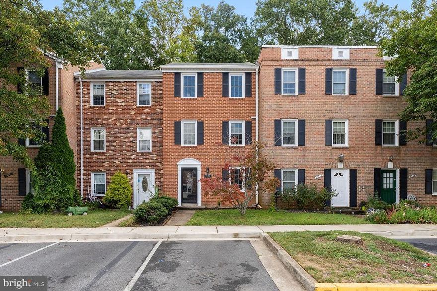 NEWLY RENOVATED! UPGRADED KITCHEN, HARDWOOD FLOORS, FULLY FENCED YARD BACKING TO WOODS FOR PRIVACY. BONUS ROOM IN BASEMENT FOR OFFICE OR PLAYROOM. CLOSE TO SHOPPING AND MAJOR COMMUNTERROUTES. UPGRADES INCLUDE: NEW COUNTERTOPS, NEW APPLIANCES AND NEW CARPET.