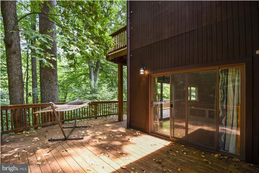 A taste of nature in the city, great location, Across from golf course, minutes to metro and downtown Fairfax City; this handsome brick colonial contemporary offers you large bedrooms with lots of closet space, open kitchen with breakfast area & separate dining room. Glass doors galore. Great deck & balcony with nature views all around. Some yard maintenance & alarm included in rent, Call for inf.