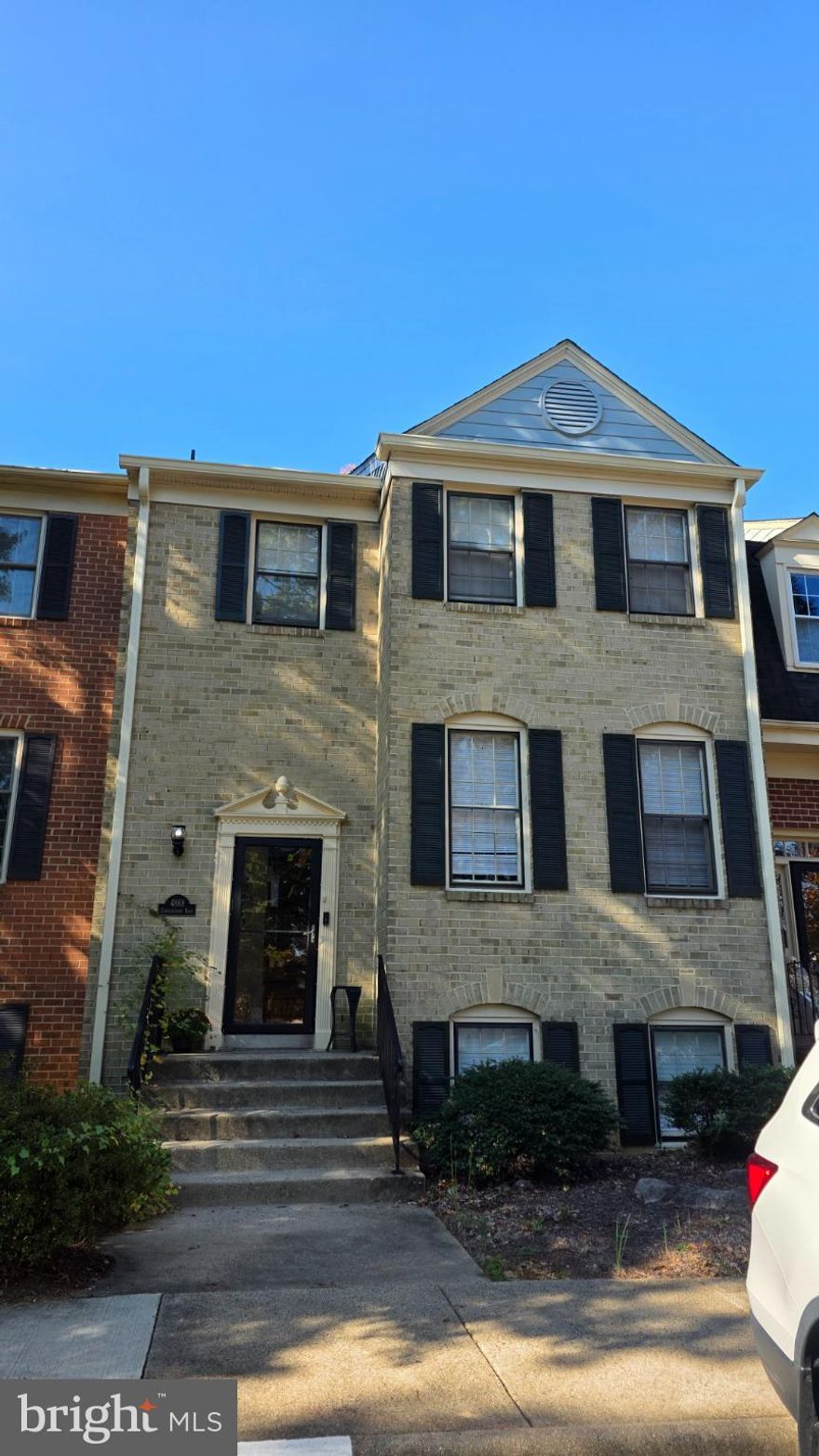 LARGE 3/4 BEDROOM (++MBR WITH SITTING RM) 3.5 BATH, BRICK TOWNHOUSE IN KINGS PARK WEST--ACROSS BRADDOCK RD FROM GEORGE MASON UNIV.   AVAILABLE DEC 1st 2025.  HARDWOOD FLOORS ON MAIN & UPPER LEVELS PLUS STAIRS (NO CARPET IN HOUSE). FENCED PAVED PATIO, FIOS, SUNKEN LIVING RM W/FIREPLACE, KITCHEN WITH BAR + SPACE FOR TABLE AND CHAIRS. COMMUNITY POOL AND CLUBHOUSE FOR RESIDENTS.