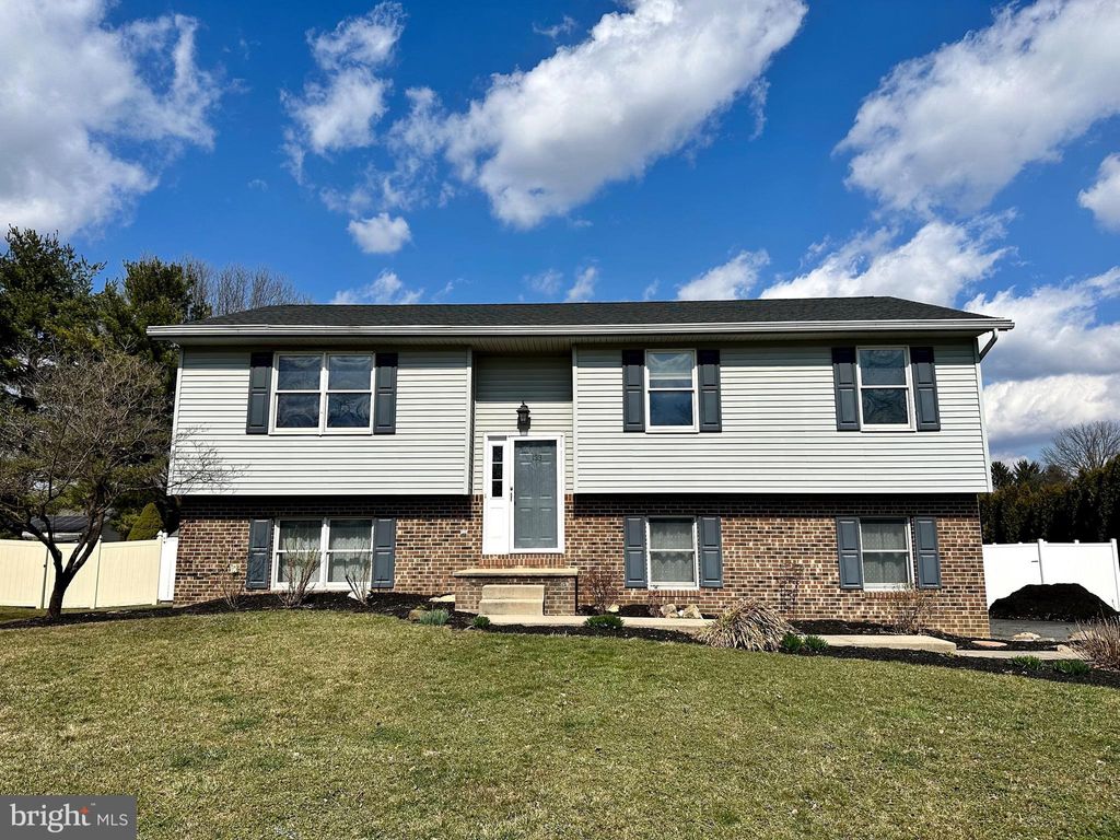 Photo of 133 DONEGAL DR, ELIZABETHTOWN, PA 17022 (MLS # PALA2031684)