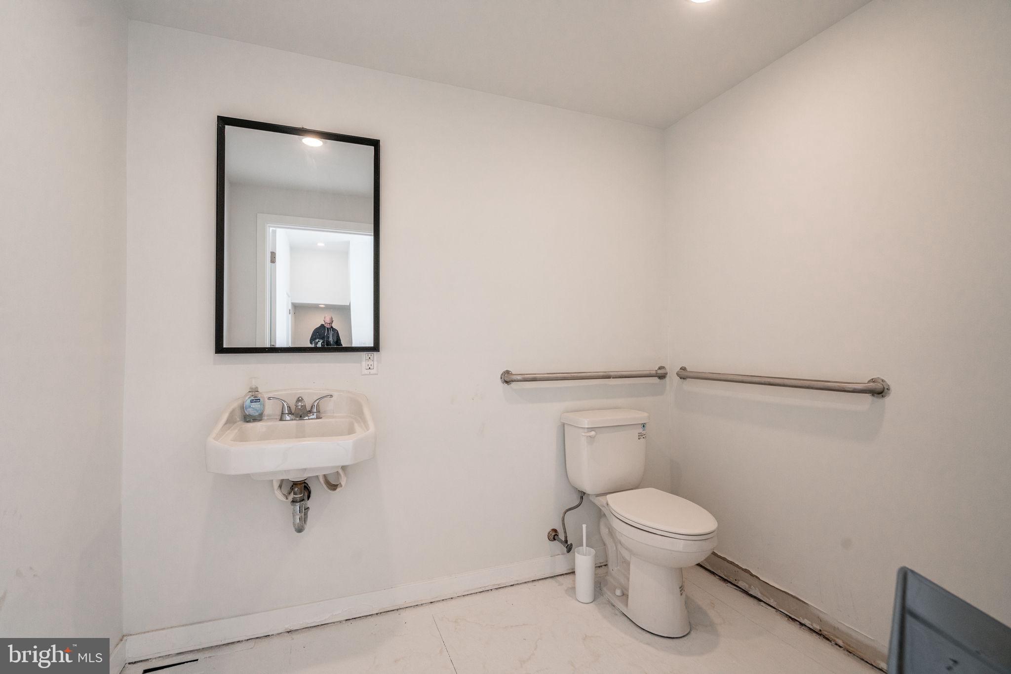 POINT BREEZE - Commercial Lease