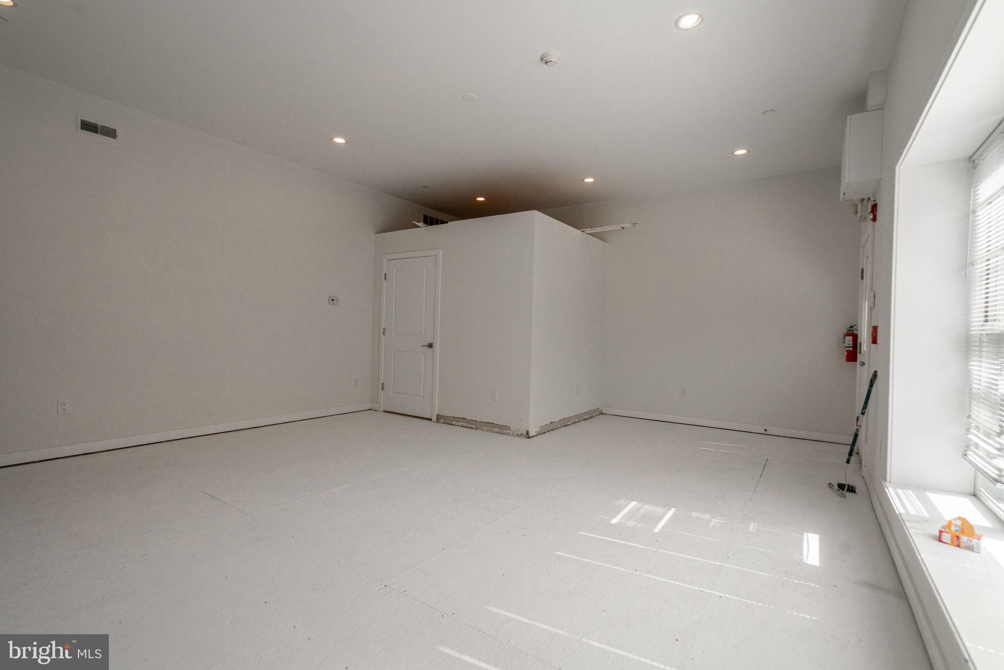 POINT BREEZE - Commercial Lease