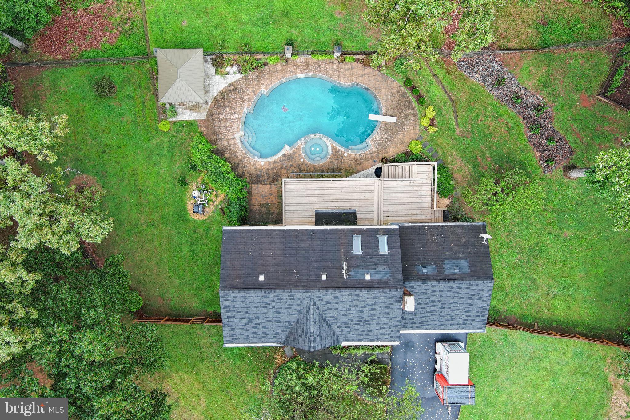 HOLLY KNOLL - Residential Lease