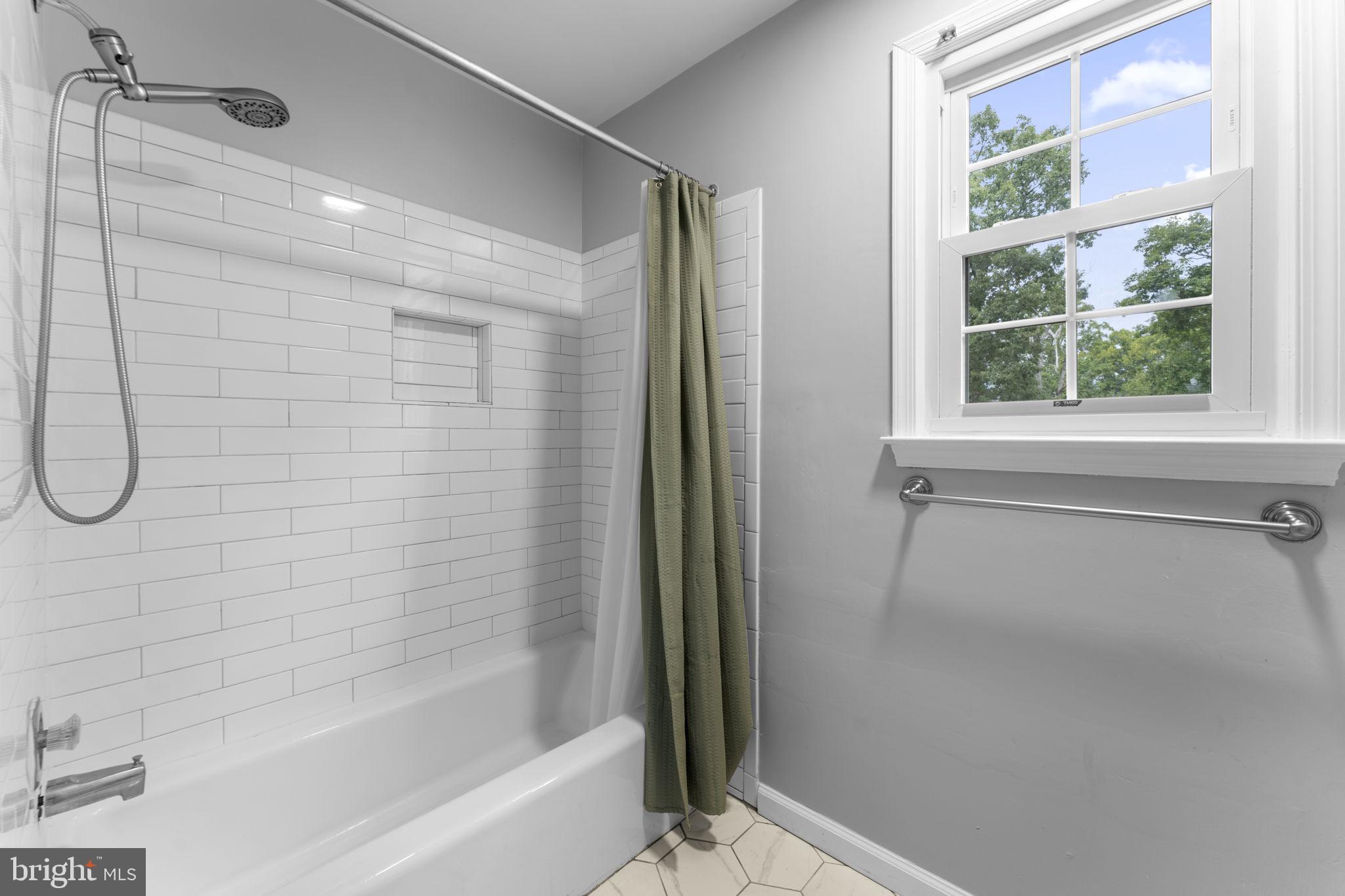 HOLLY KNOLL - Residential Lease