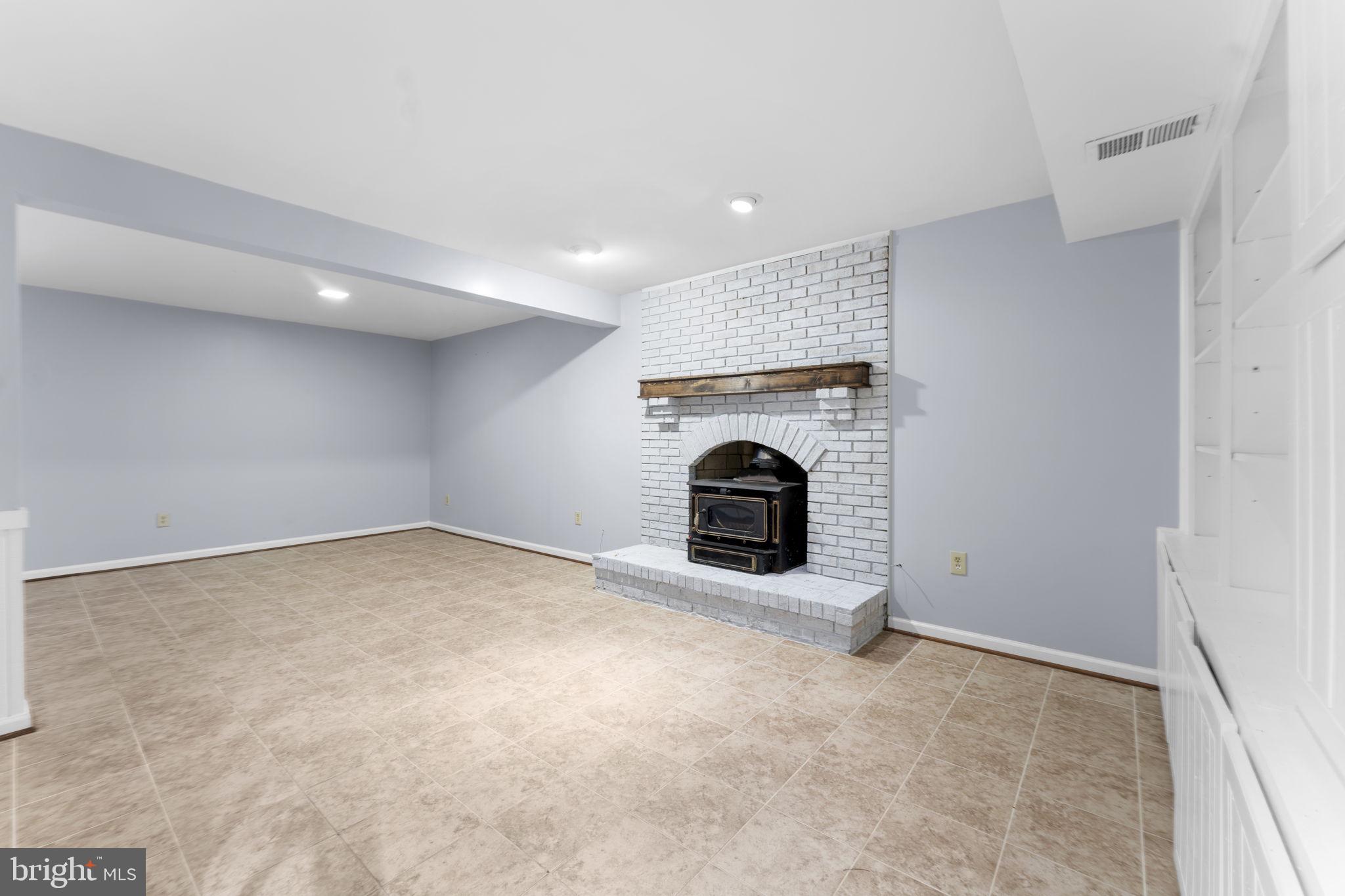 HOLLY KNOLL - Residential Lease