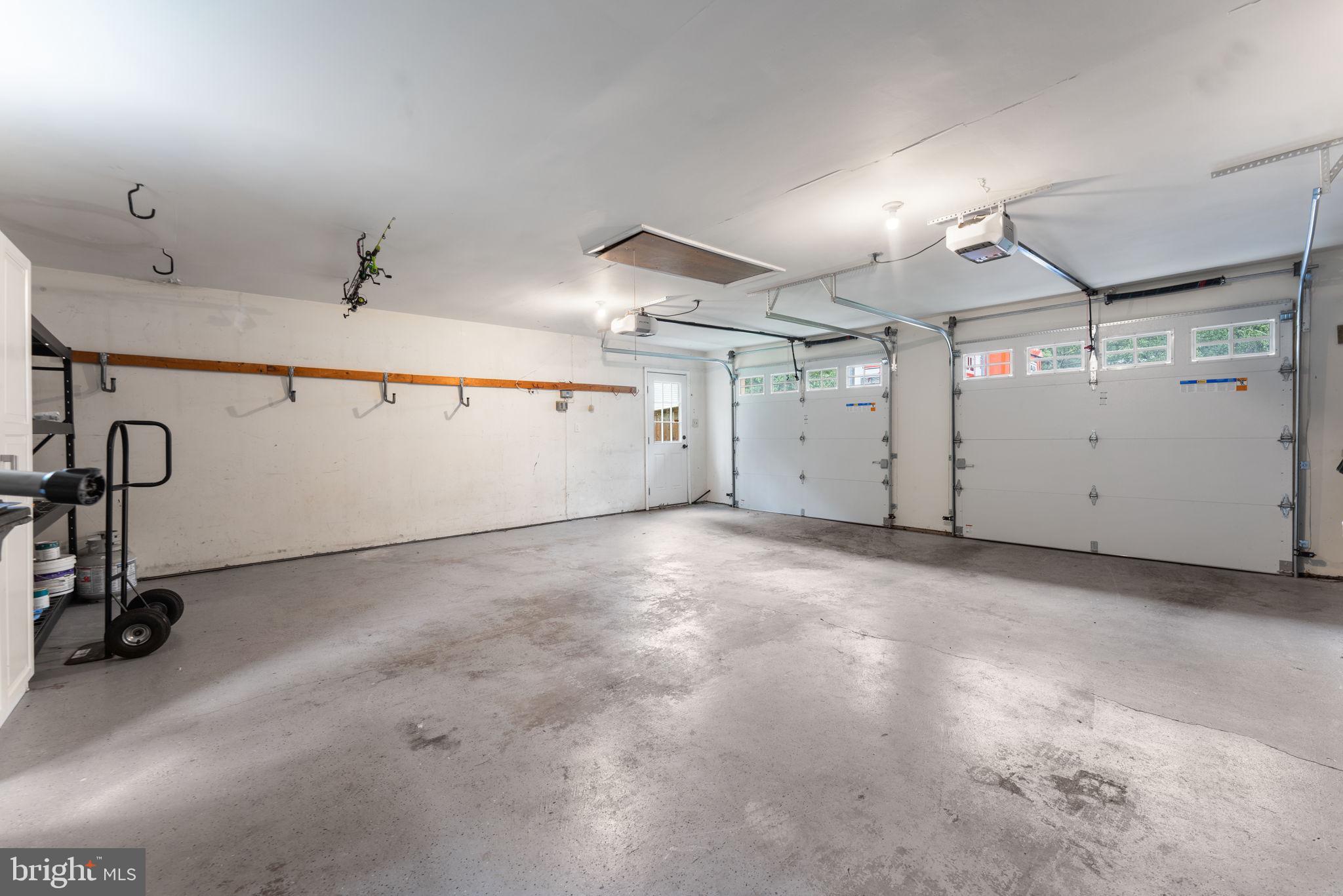 HOLLY KNOLL - Residential Lease