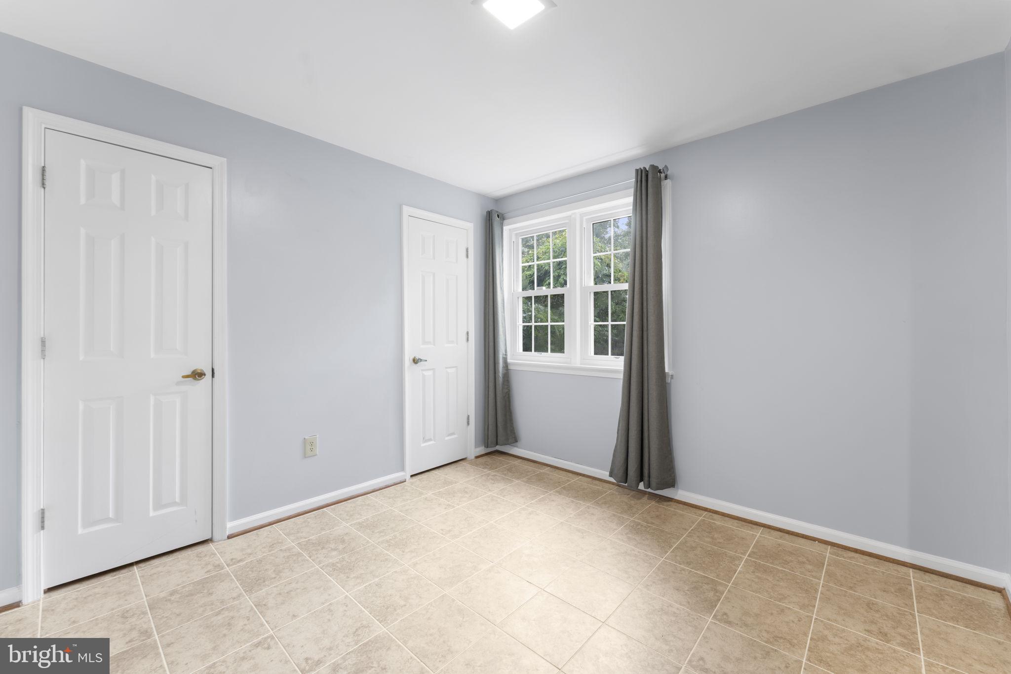 HOLLY KNOLL - Residential Lease