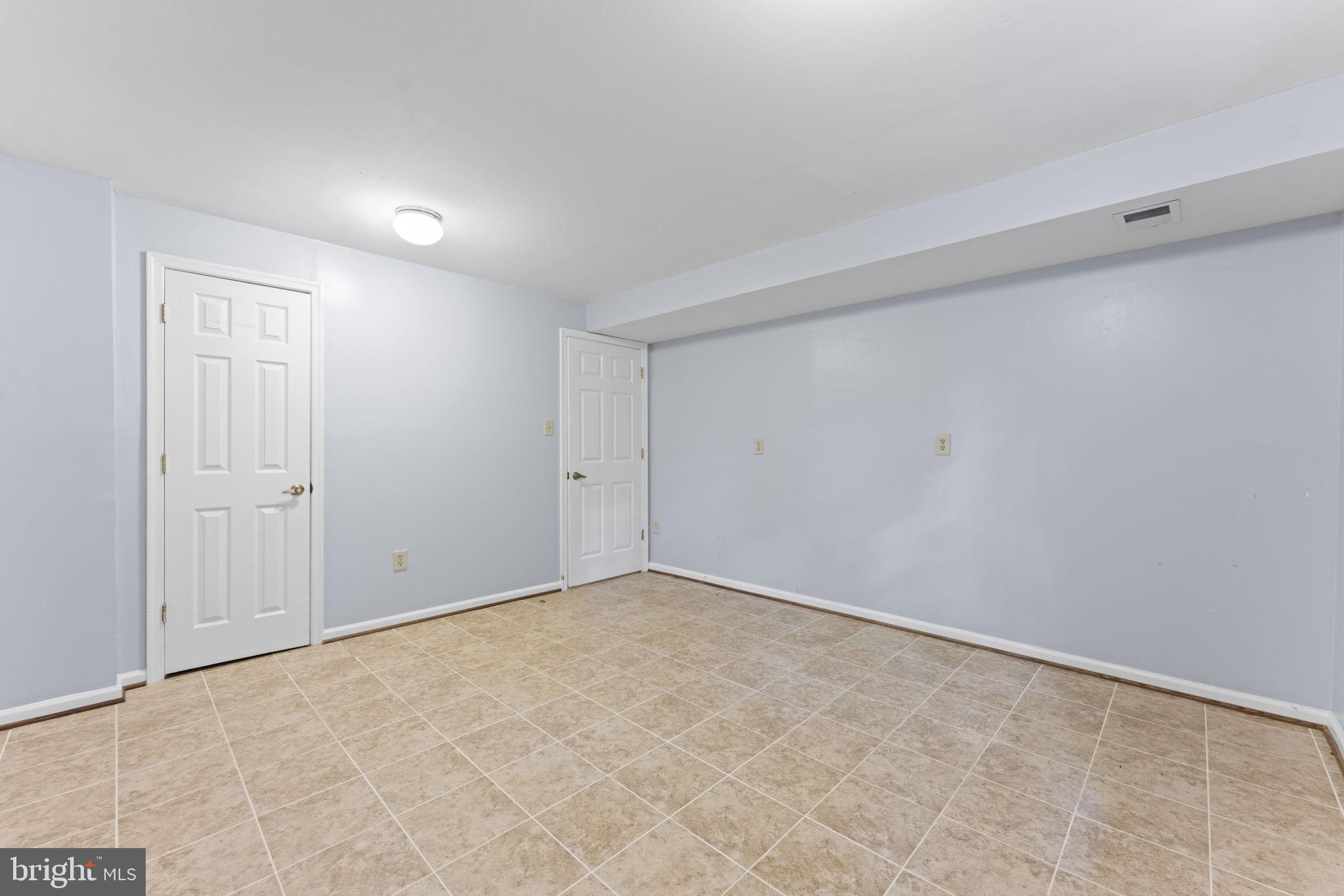 HOLLY KNOLL - Residential Lease