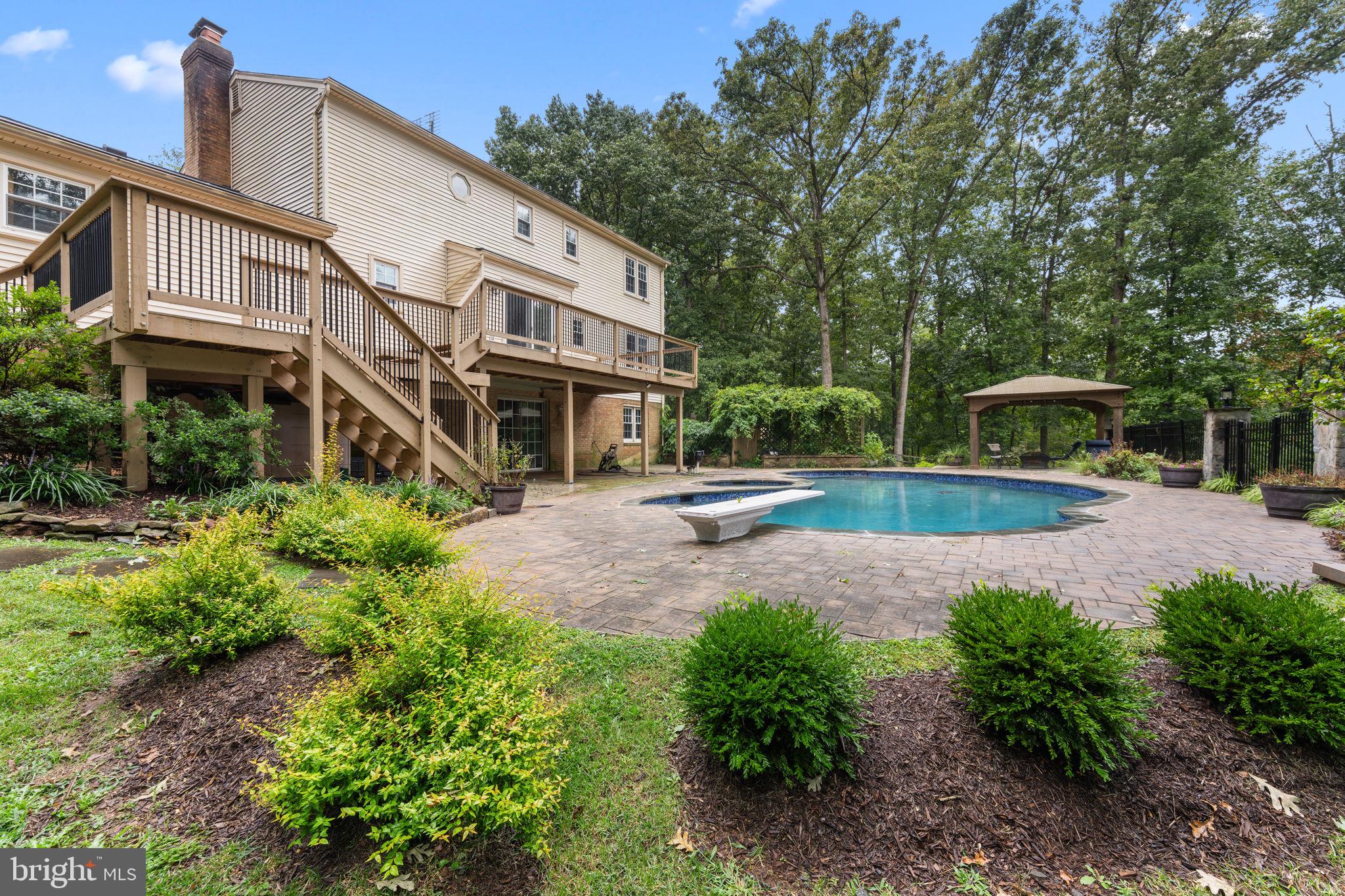 HOLLY KNOLL - Residential Lease