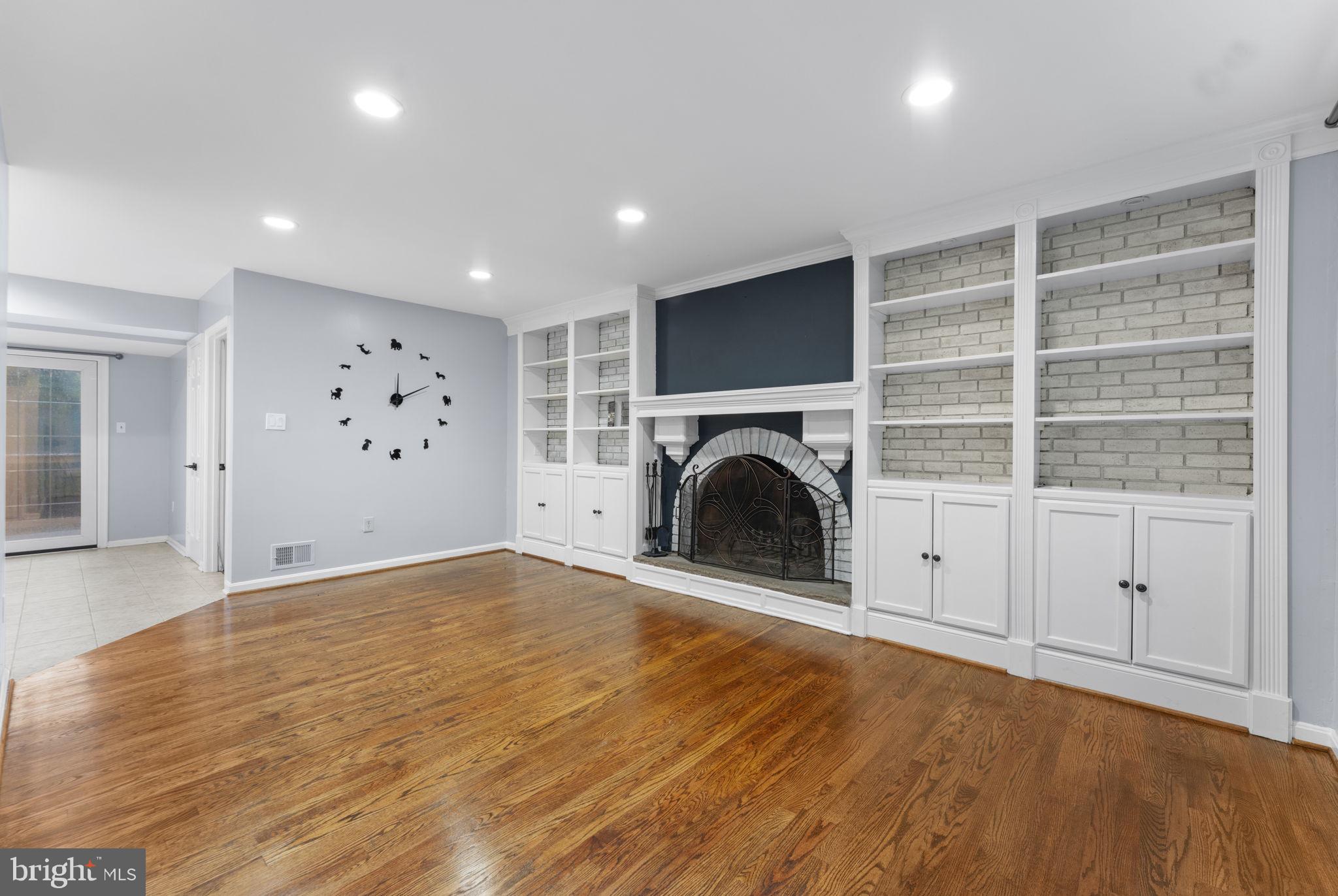 HOLLY KNOLL - Residential Lease