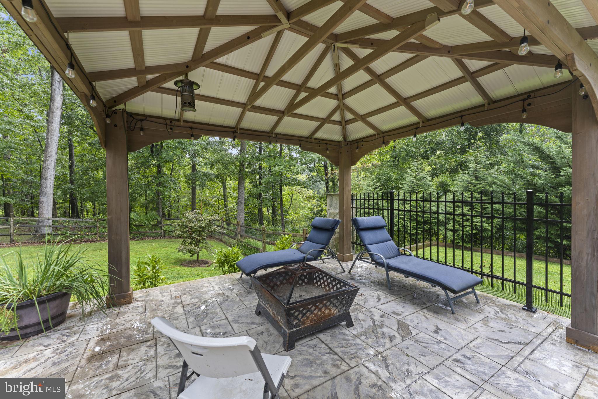 HOLLY KNOLL - Residential Lease