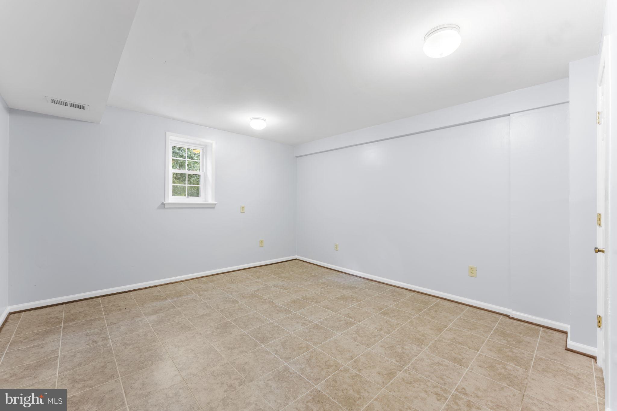 HOLLY KNOLL - Residential Lease