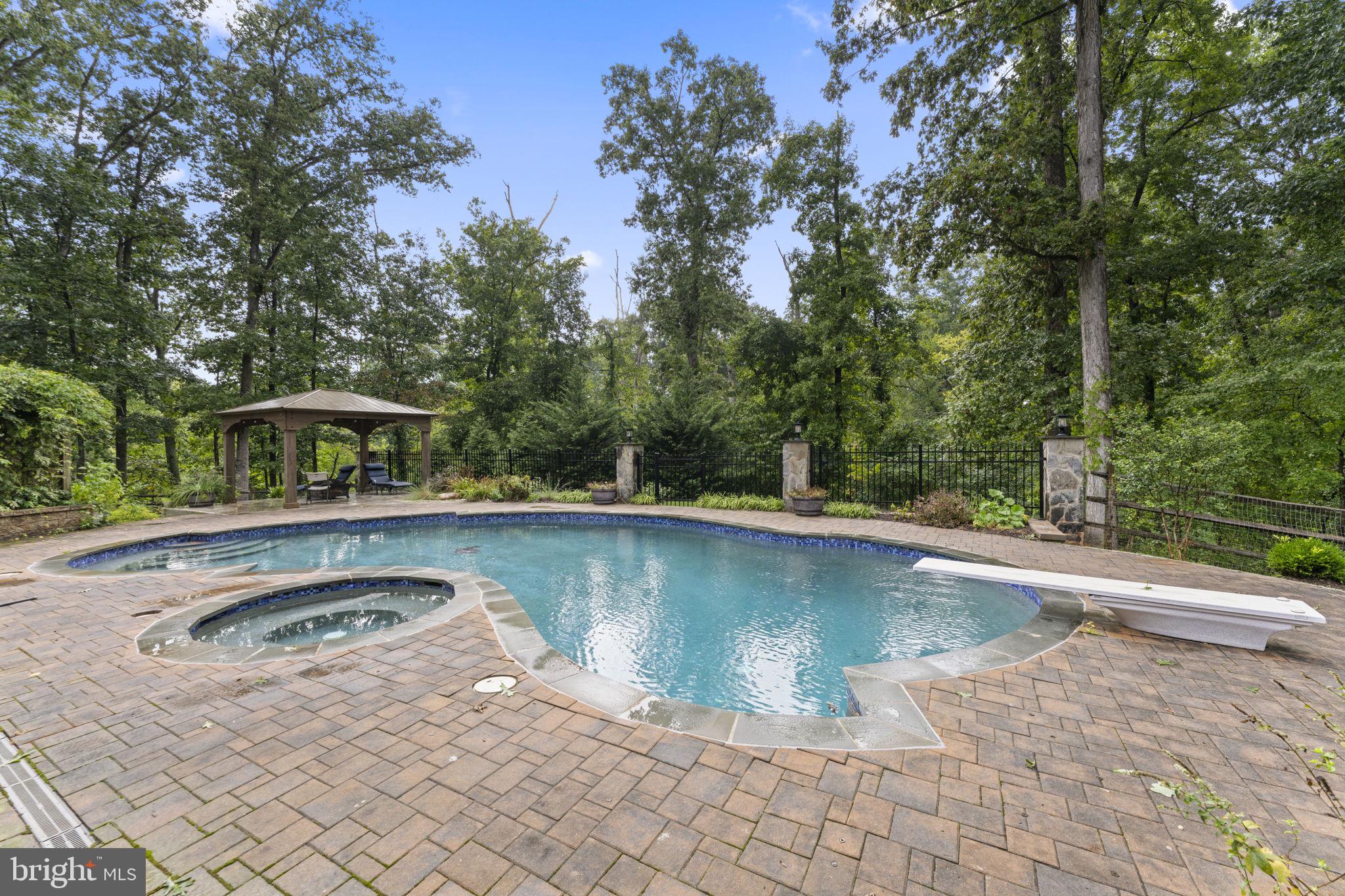 HOLLY KNOLL - Residential Lease