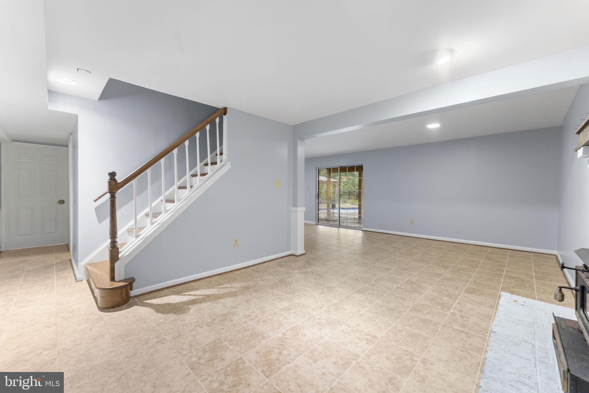 HOLLY KNOLL - Residential Lease